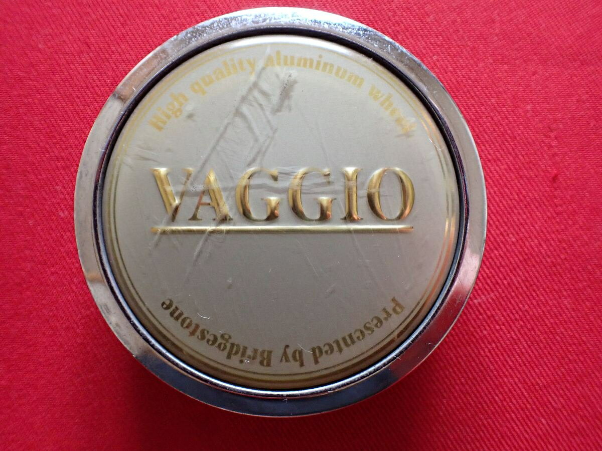 ●商品情報 BRIDGESTONE VAGGIO 中古センターキャップ1枚の出品です。全体的にキズがあります。プラスチック製、メッキ色×金色です。刻印 31500398 31500397 032136501☆キャップを傷つけてしまった方、破損してしまった方、いつの間にか知らないうちに飛んで行って失くしてしまった方、経年劣化により使用出来なくなってしまった方など、単品でお探しの方におススメです！！☆【寸法・程度について】【程度について】キズ等の程度につきましては画像にてご確認ください。表記は省略させて頂いておりますのでご了解ください。【寸法】※すべて実測値です画像にてご確認下さい。測定個所は下記の部分となります。全幅(直径)・裏面取付部径・厚さ(高さ)ジャンクBP5207252 社外 センターキャップ 商品番号 P005207252 （お問い合わせの際にはこの番号をお伝え下さい） 部品名 センターキャップ 証明書 無 保証書 なし 取扱説明書 無 当店評価 ジャンクB スペック 送料（税別） 1,000円 ※沖縄県や離島の場合は中継料が加算されます 当店は中古専門店です。商品画像をよくご確認の上ご購入下さい。 お気に召しませんでしたか？ 当店には数万点の商品があります。 他の商品もぜひご検討ください。 この店舗の他の商品も見てみる