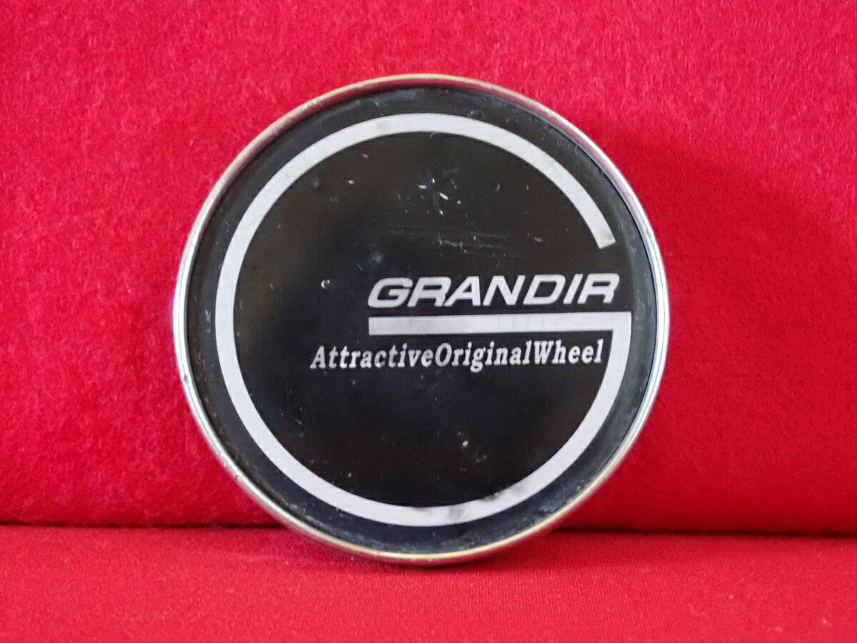 ●商品情報 GRANDIR 中古センターキャップ1枚の出品です。全体的にキズ、変色があります。プラスチック製、黒色×メッキ色です。刻印 C-1208-2☆キャップを傷つけてしまった方、破損してしまった方、いつの間にか知らないうちに飛んで行って失くしてしまった方、経年劣化により使用出来なくなってしまった方など、単品でお探しの方におススメです！！☆【寸法・程度について】【程度について】キズ等の程度につきましては画像にてご確認ください。表記は省略させて頂いておりますのでご了解ください。【寸法】※すべて実測値です画像にてご確認下さい。測定個所は下記の部分となります。全幅(直径)・裏面取付部径・厚さ(高さ)ジャンクCP5207302 社外 センターキャップ 商品番号 P005207302 （お問い合わせの際にはこの番号をお伝え下さい） 部品名 センターキャップ 証明書 無 保証書 なし 取扱説明書 無 当店評価 ジャンクC スペック 送料（税別） 1,000円 ※沖縄県や離島の場合は中継料が加算されます 当店は中古専門店です。商品画像をよくご確認の上ご購入下さい。 お気に召しませんでしたか？ 当店には数万点の商品があります。 他の商品もぜひご検討ください。 この店舗の他の商品も見てみる
