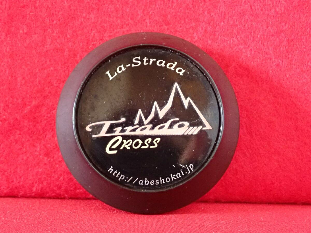 ●商品情報 La-Strada Tirado CROSS 中古センターキャップ1枚の出品です。全体的にキズ、変色またはくすみがあります。プラスチック製、黒色です。刻印 MG-P1411☆キャップを傷つけてしまった方、破損してしまった方、いつの間にか知らないうちに飛んで行って失くしてしまった方、経年劣化により使用出来なくなってしまった方など、単品でお探しの方におススメです！！☆【寸法・程度について】【程度について】キズ等の程度につきましては画像にてご確認ください。表記は省略させて頂いておりますのでご了解ください。【寸法】※すべて実測値です画像にてご確認下さい。測定個所は下記の部分となります。全幅(直径)・裏面取付部径・厚さ(高さ)ジャンクBP5207338 社外 センターキャップ 商品番号 P005207338 （お問い合わせの際にはこの番号をお伝え下さい） 部品名 センターキャップ 証明書 無 保証書 なし 取扱説明書 無 当店評価 ジャンクB スペック 送料（税別） 1,000円 ※沖縄県や離島の場合は中継料が加算されます 当店は中古専門店です。商品画像をよくご確認の上ご購入下さい。 お気に召しませんでしたか？ 当店には数万点の商品があります。 他の商品もぜひご検討ください。 この店舗の他の商品も見てみる