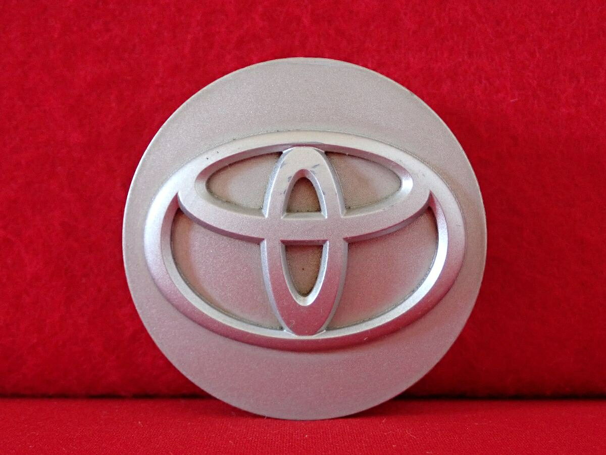 ●商品情報 トヨタ 中古センターキャップ1枚の出品です。全体的にキズがあります。プラスチック製、銀色です。☆キャップを傷つけてしまった方、破損してしまった方、いつの間にか知らないうちに飛んで行って失くしてしまった方、経年劣化により使用出来なくなってしまった方など、単品でお探しの方におススメです！！☆【寸法・程度について】【程度について】キズ等の程度につきましては画像にてご確認ください。表記は省略させて頂いておりますのでご了解ください。【寸法】※すべて実測値です画像にてご確認下さい。測定個所は下記の部分となります。全幅(直径)・裏面取付部径・厚さ(高さ)ジャンクCP5207567 トヨタ 純正センターキャップ 商品番号 P005207567 （お問い合わせの際にはこの番号をお伝え下さい） 部品名 純正センターキャップ 証明書 無 保証書 なし 取扱説明書 無 当店評価 ジャンクC スペック 送料（税別） 1,000円 ※沖縄県や離島の場合は中継料が加算されます 当店は中古専門店です。商品画像をよくご確認の上ご購入下さい。 お気に召しませんでしたか？ 当店には数万点の商品があります。 他の商品もぜひご検討ください。 この店舗の他の商品も見てみる