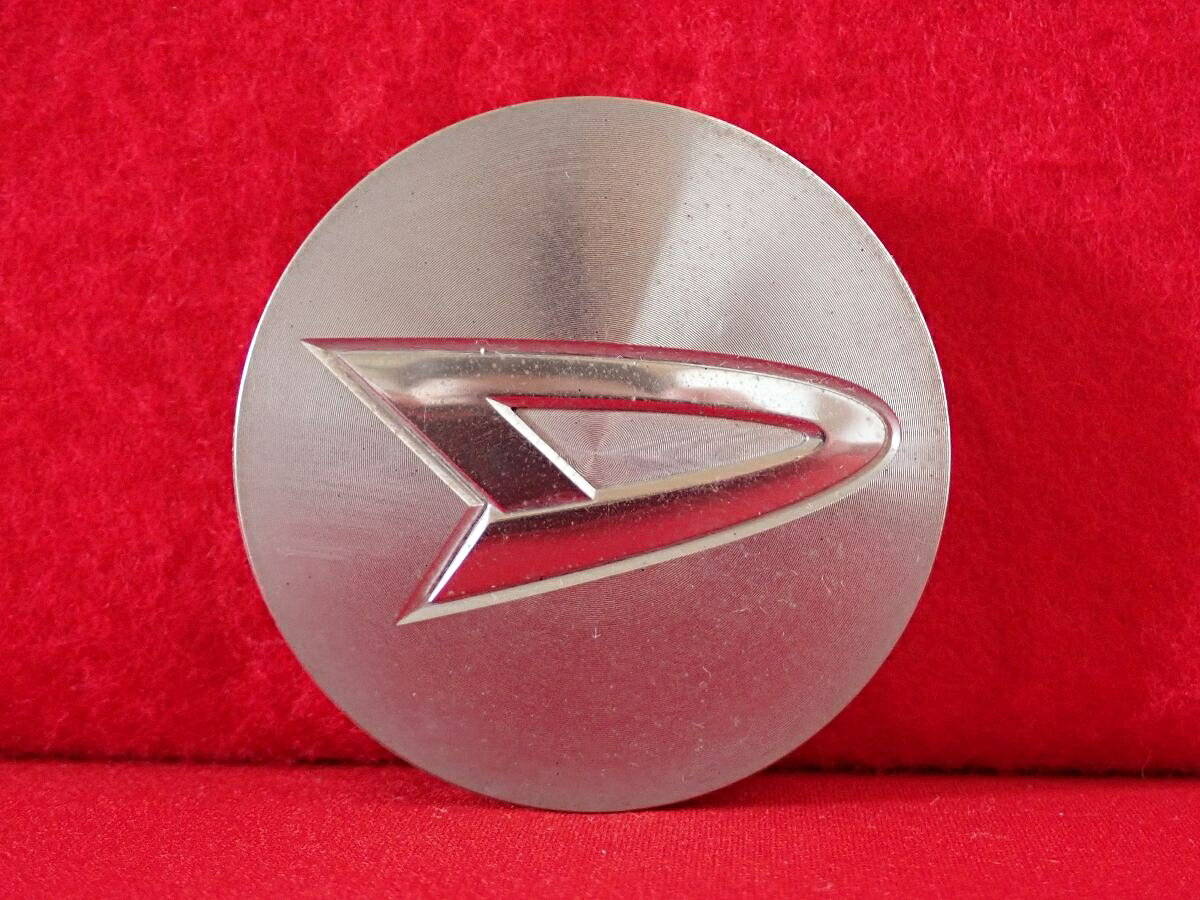 ●商品情報 ダイハツ 中古センターキャップ1枚の出品です。全体的にキズ、変色またはくすみがあります。プラスチック製、メッキ色です。☆キャップを傷つけてしまった方、破損してしまった方、いつの間にか知らないうちに飛んで行って失くしてしまった方、経年劣化により使用出来なくなってしまった方など、単品でお探しの方におススメです！！☆【寸法・程度について】【程度について】キズ等の程度につきましては画像にてご確認ください。表記は省略させて頂いておりますのでご了解ください。【寸法】※すべて実測値です画像にてご確認下さい。測定個所は下記の部分となります。全幅(直径)・裏面取付部径・厚さ(高さ)ジャンクCP5207620 ダイハツ 純正キャップ 商品番号 P005207620 （お問い合わせの際にはこの番号をお伝え下さい） 部品名 純正キャップ 証明書 無 保証書 なし 取扱説明書 無 当店評価 ジャンクC スペック 送料（税別） 1,000円 ※沖縄県や離島の場合は中継料が加算されます 当店は中古専門店です。商品画像をよくご確認の上ご購入下さい。 お気に召しませんでしたか？ 当店には数万点の商品があります。 他の商品もぜひご検討ください。 この店舗の他の商品も見てみる