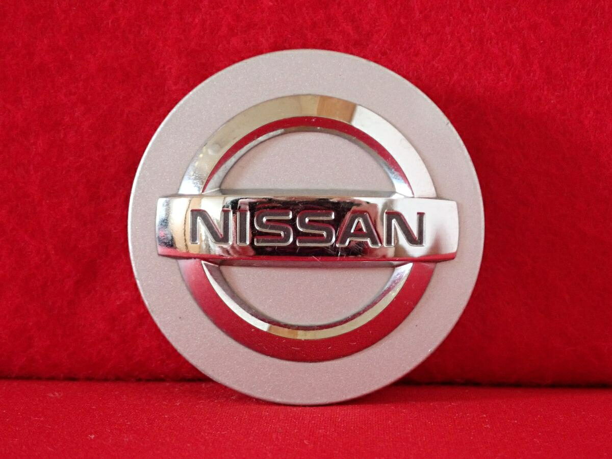 ●商品情報 ニッサン 40342 AU510 中古センターキャップ1枚の出品です。全体的にキズがあります。プラスチック製、銀色です。☆キャップを傷つけてしまった方、破損してしまった方、いつの間にか知らないうちに飛んで行って失くしてしまった方、経年劣化により使用出来なくなってしまった方など、単品でお探しの方におススメです！！☆【寸法・程度について】【程度について】キズ等の程度につきましては画像にてご確認ください。表記は省略させて頂いておりますのでご了解ください。【寸法】※すべて実測値です画像にてご確認下さい。測定個所は下記の部分となります。全幅(直径)・裏面取付部径・厚さ(高さ)ジャンクBP5207629 ニッサン 純正キャップ 商品番号 P005207629 （お問い合わせの際にはこの番号をお伝え下さい） 部品名 純正キャップ 証明書 無 保証書 なし 取扱説明書 無 当店評価 ジャンクB スペック 送料（税別） 1,000円 ※沖縄県や離島の場合は中継料が加算されます 当店は中古専門店です。商品画像をよくご確認の上ご購入下さい。 お気に召しませんでしたか？ 当店には数万点の商品があります。 他の商品もぜひご検討ください。 この店舗の他の商品も見てみる