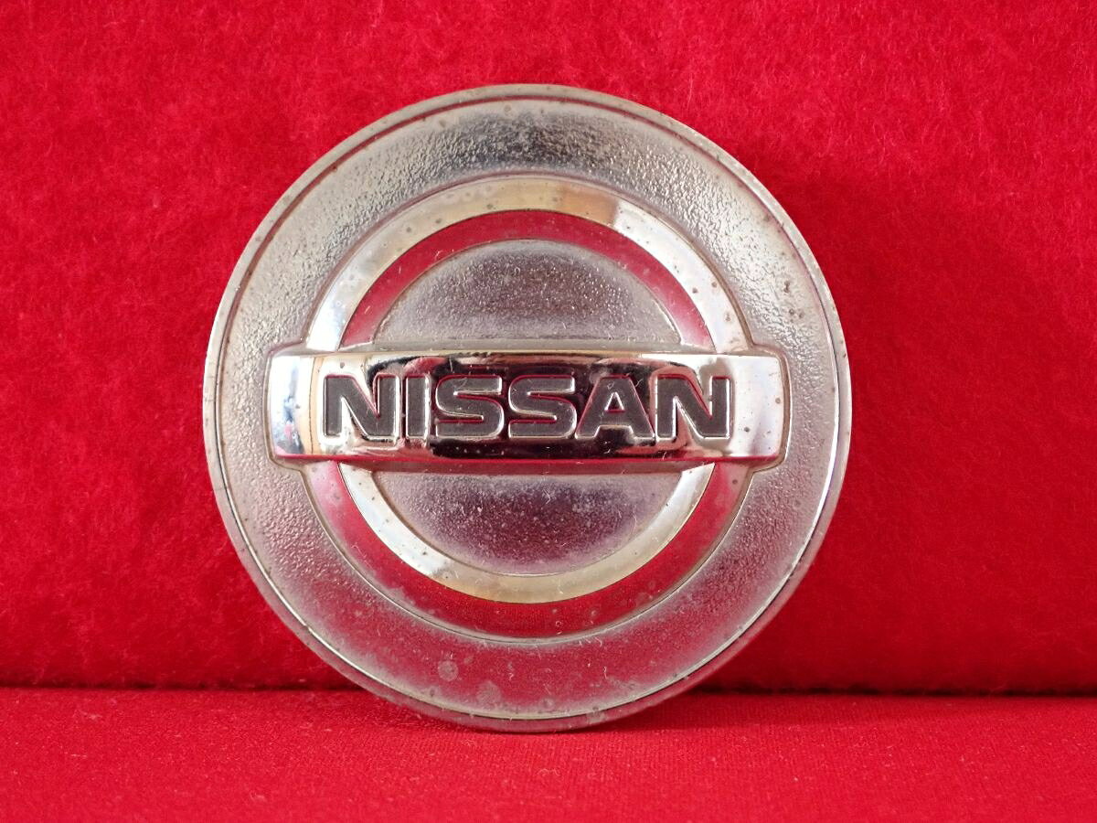 ●商品情報 ニッサン40343 2DR0A 中古センターキャップ1枚の出品です。全体的にキズ、変色またはくすみがあります。プラスチック製、メッキ色です。☆キャップを傷つけてしまった方、破損してしまった方、いつの間にか知らないうちに飛んで行って失くしてしまった方、経年劣化により使用出来なくなってしまった方など、単品でお探しの方におススメです！！☆【寸法・程度について】【程度について】キズ等の程度につきましては画像にてご確認ください。表記は省略させて頂いておりますのでご了解ください。【寸法】※すべて実測値です画像にてご確認下さい。測定個所は下記の部分となります。全幅(直径)・裏面取付部径・厚さ(高さ)ジャンクCP5207631 ニッサン 純正キャップ 商品番号 P005207631 （お問い合わせの際にはこの番号をお伝え下さい） 部品名 純正キャップ 証明書 無 保証書 なし 取扱説明書 無 当店評価 ジャンクC スペック 送料（税別） 1,000円 ※沖縄県や離島の場合は中継料が加算されます 当店は中古専門店です。商品画像をよくご確認の上ご購入下さい。 お気に召しませんでしたか？ 当店には数万点の商品があります。 他の商品もぜひご検討ください。 この店舗の他の商品も見てみる