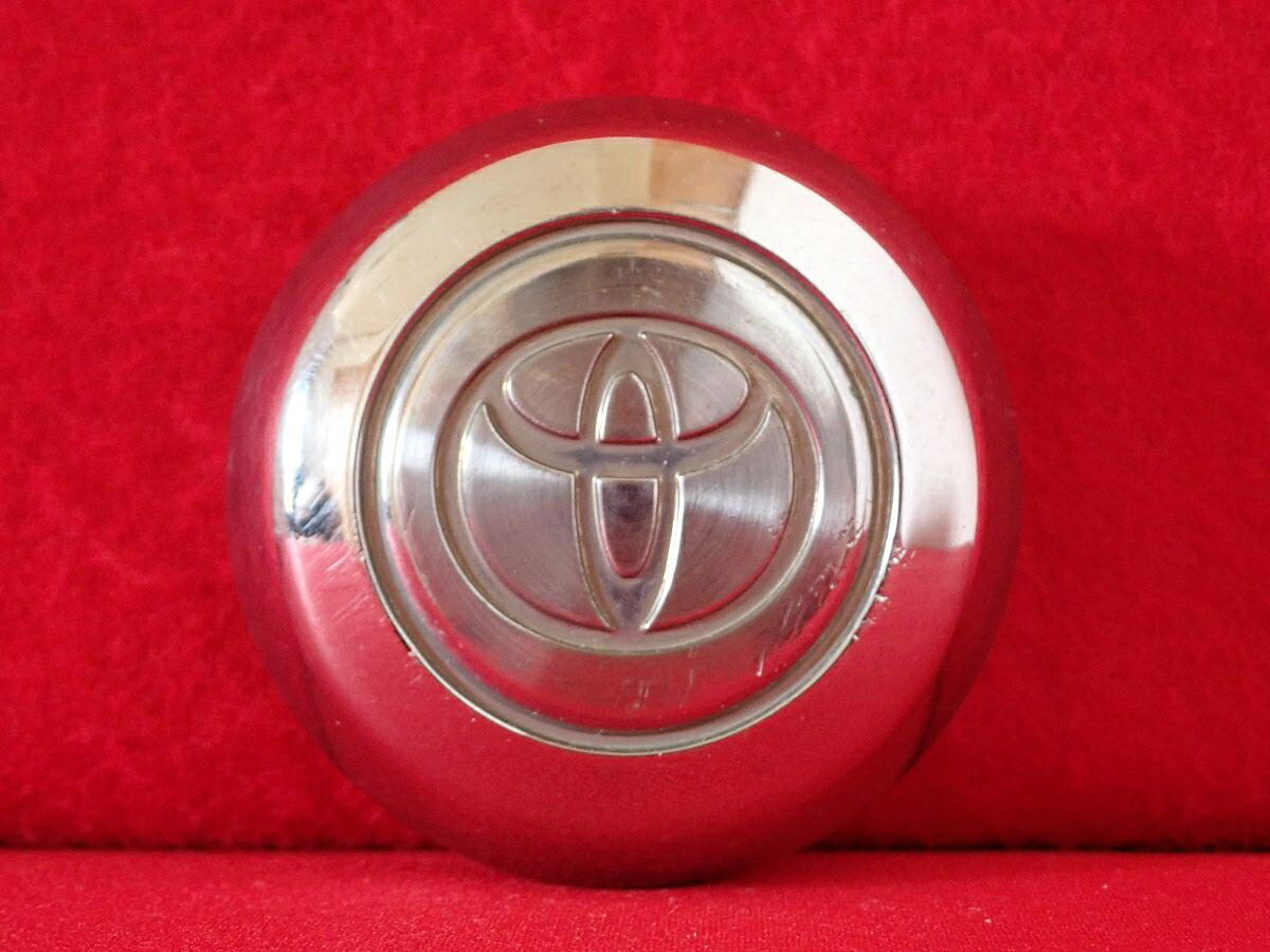●商品情報 トヨタ ウィッシュ 2222 中古センターキャップ1枚の出品です。全体的にキズがあります。プラスチック製、メッキ色です。☆キャップを傷つけてしまった方、破損してしまった方、いつの間にか知らないうちに飛んで行って失くしてしまった方、経年劣化により使用出来なくなってしまった方など、単品でお探しの方におススメです！！☆【寸法・程度について】【程度について】キズ等の程度につきましては画像にてご確認ください。表記は省略させて頂いておりますのでご了解ください。【寸法】※すべて実測値です画像にてご確認下さい。測定個所は下記の部分となります。全幅(直径)・裏面取付部径・厚さ(高さ)ジャンクCP5207655 トヨタ 純正センターキャップ 商品番号 P005207655 （お問い合わせの際にはこの番号をお伝え下さい） 部品名 純正センターキャップ 証明書 無 保証書 なし 取扱説明書 無 当店評価 ジャンクC スペック 送料（税別） 1,000円 ※沖縄県や離島の場合は中継料が加算されます 当店は中古専門店です。商品画像をよくご確認の上ご購入下さい。 お気に召しませんでしたか？ 当店には数万点の商品があります。 他の商品もぜひご検討ください。 この店舗の他の商品も見てみる