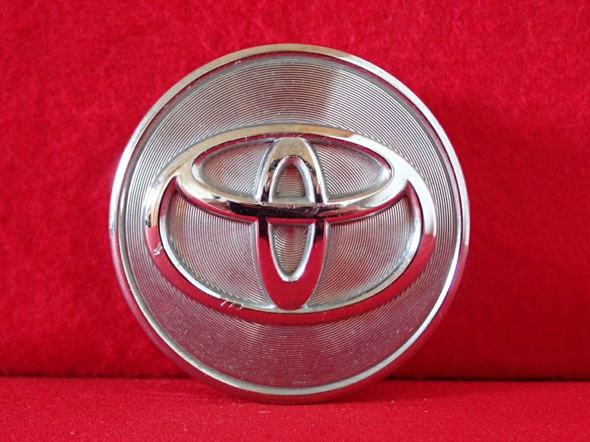 ●商品情報 トヨタ 中古センターキャップ1枚の出品です。全体的にキズがあります。プラスチック製、メッキ色です。☆キャップを傷つけてしまった方、破損してしまった方、いつの間にか知らないうちに飛んで行って失くしてしまった方、経年劣化により使用出来なくなってしまった方など、単品でお探しの方におススメです！！☆【寸法・程度について】【程度について】キズ等の程度につきましては画像にてご確認ください。表記は省略させて頂いておりますのでご了解ください。【寸法】※すべて実測値です画像にてご確認下さい。測定個所は下記の部分となります。全幅(直径)・裏面取付部径・厚さ(高さ)ジャンクCP5207663 トヨタ 純正センターキャップ 商品番号 P005207663 （お問い合わせの際にはこの番号をお伝え下さい） 部品名 純正センターキャップ 証明書 無 保証書 なし 取扱説明書 無 当店評価 ジャンクC スペック 送料（税別） 1,000円 ※沖縄県や離島の場合は中継料が加算されます 当店は中古専門店です。商品画像をよくご確認の上ご購入下さい。 お気に召しませんでしたか？ 当店には数万点の商品があります。 他の商品もぜひご検討ください。 この店舗の他の商品も見てみる