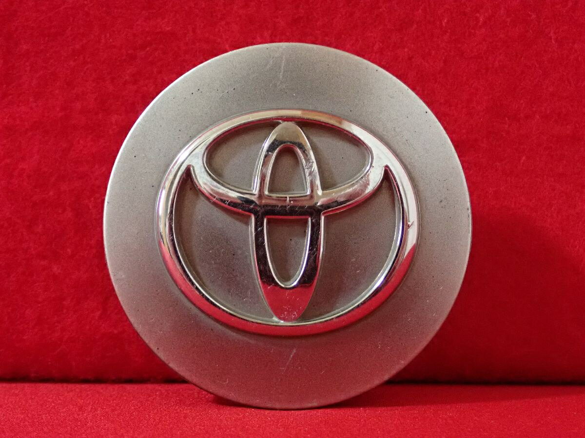 ●商品情報 トヨタ 中古センターキャップ1枚の出品です。全体的にキズがあります。プラスチック製、ガンメタ、グレー色です。☆キャップを傷つけてしまった方、破損してしまった方、いつの間にか知らないうちに飛んで行って失くしてしまった方、経年劣化により使用出来なくなってしまった方など、単品でお探しの方におススメです！！☆【寸法・程度について】【程度について】キズ等の程度につきましては画像にてご確認ください。表記は省略させて頂いておりますのでご了解ください。【寸法】※すべて実測値です画像にてご確認下さい。測定個所は下記の部分となります。全幅(直径)・裏面取付部径・厚さ(高さ)ジャンクCP5207668 トヨタ 純正センターキャップ 商品番号 P005207668 （お問い合わせの際にはこの番号をお伝え下さい） 部品名 純正センターキャップ 証明書 無 保証書 なし 取扱説明書 無 当店評価 ジャンクC スペック 送料（税別） 1,000円 ※沖縄県や離島の場合は中継料が加算されます 当店は中古専門店です。商品画像をよくご確認の上ご購入下さい。 お気に召しませんでしたか？ 当店には数万点の商品があります。 他の商品もぜひご検討ください。 この店舗の他の商品も見てみる