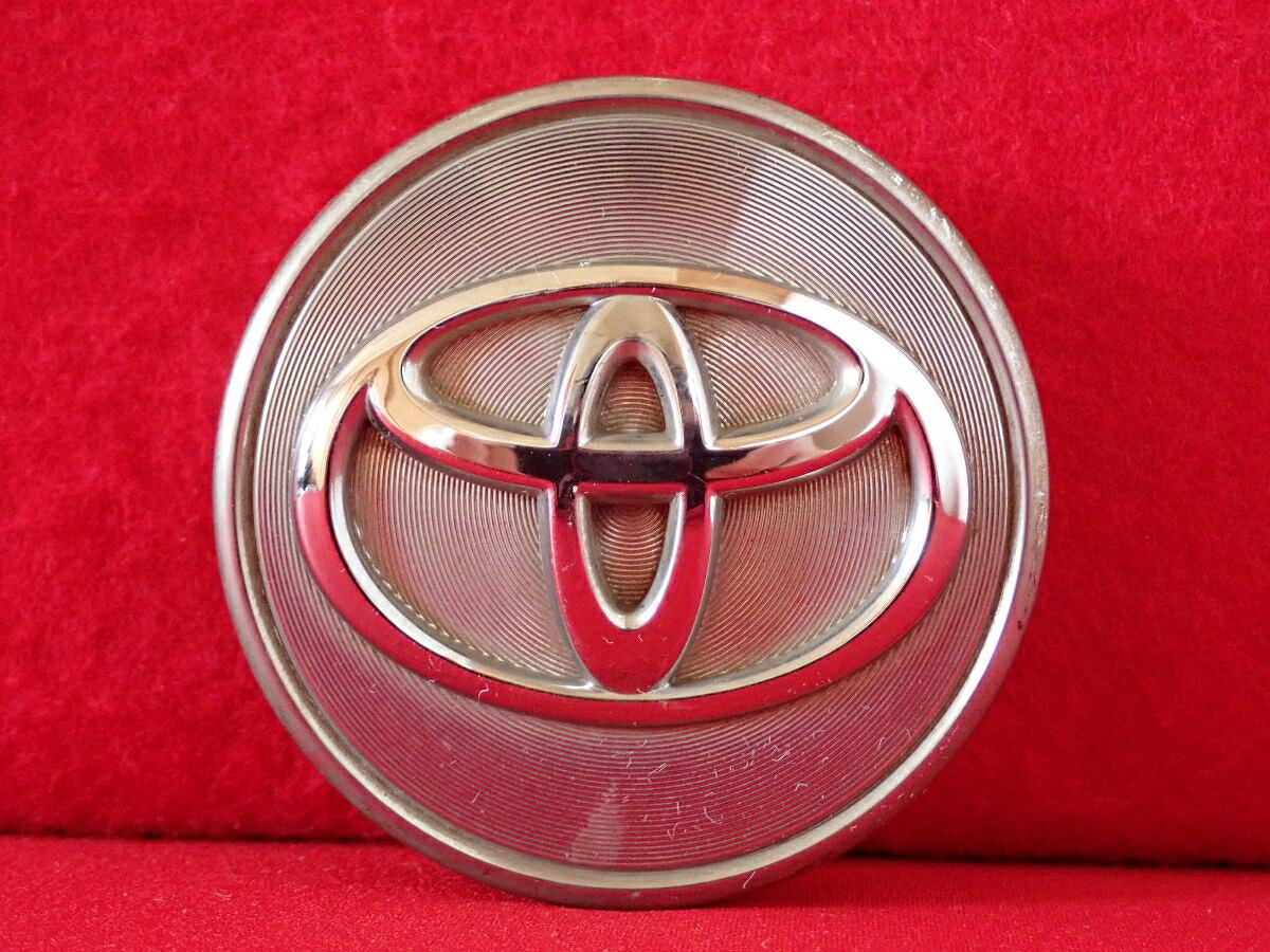 ●商品情報 トヨタ 中古センターキャップ1枚の出品です。全体的にキズ、変色またはくすみがあります。プラスチック製、メッキ色です。☆キャップを傷つけてしまった方、破損してしまった方、いつの間にか知らないうちに飛んで行って失くしてしまった方、経年劣化により使用出来なくなってしまった方など、単品でお探しの方におススメです！！☆【寸法・程度について】【程度について】キズ等の程度につきましては画像にてご確認ください。表記は省略させて頂いておりますのでご了解ください。【寸法】※すべて実測値です画像にてご確認下さい。測定個所は下記の部分となります。全幅(直径)・裏面取付部径・厚さ(高さ)ジャンクCP5207689 トヨタ 純正センターキャップ 商品番号 P005207689 （お問い合わせの際にはこの番号をお伝え下さい） 部品名 純正センターキャップ 証明書 無 保証書 なし 取扱説明書 無 当店評価 ジャンクC スペック 送料（税別） 1,000円 ※沖縄県や離島の場合は中継料が加算されます 当店は中古専門店です。商品画像をよくご確認の上ご購入下さい。 お気に召しませんでしたか？ 当店には数万点の商品があります。 他の商品もぜひご検討ください。 この店舗の他の商品も見てみる