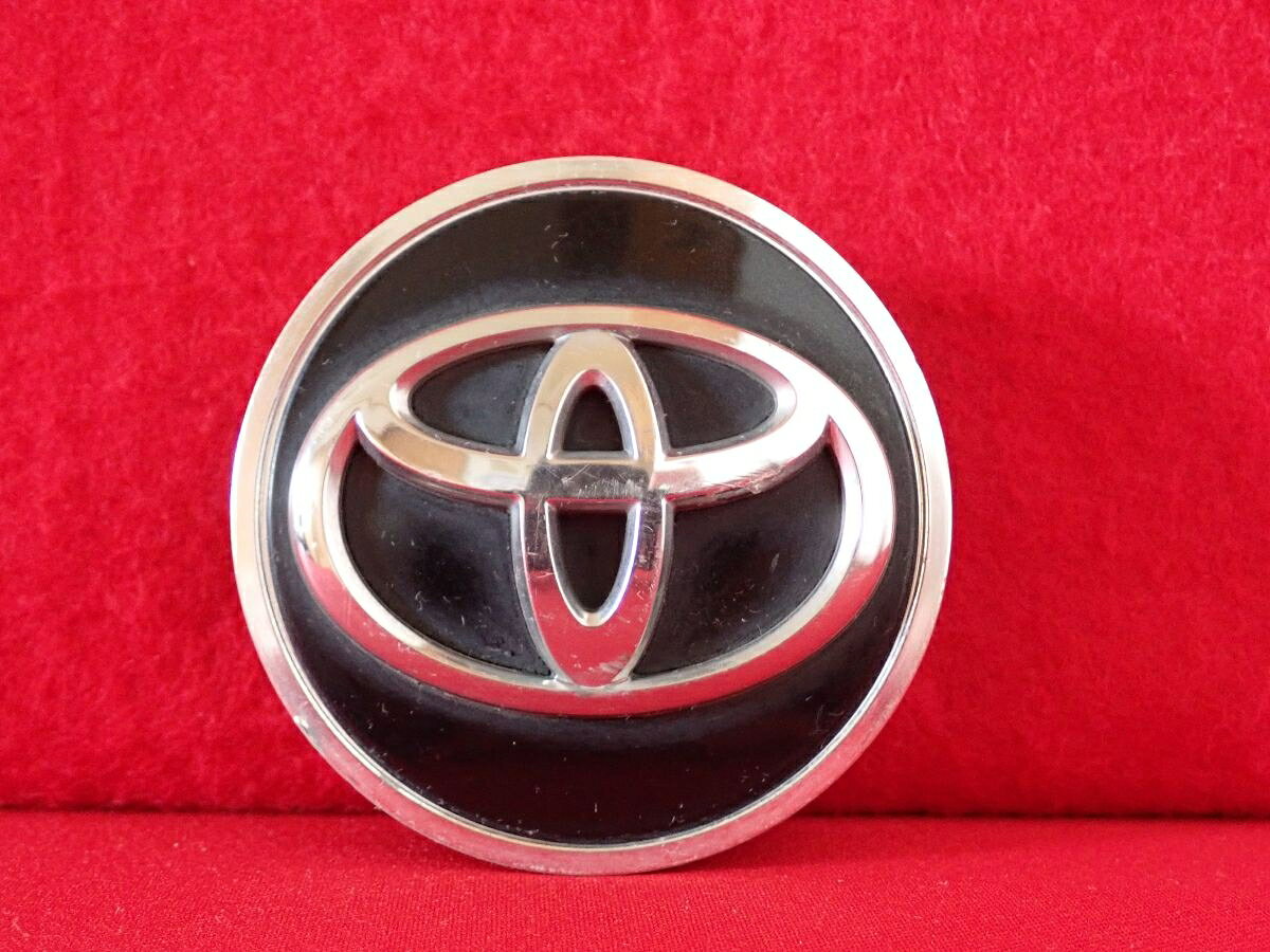 ●商品情報 トヨタ 中古センターキャップ1枚の出品です。全体的にキズ、変色またはくすみがあります。プラスチック製、黒色×メッキ色です。☆キャップを傷つけてしまった方、破損してしまった方、いつの間にか知らないうちに飛んで行って失くしてしまった方、経年劣化により使用出来なくなってしまった方など、単品でお探しの方におススメです！！☆【寸法・程度について】【程度について】キズ等の程度につきましては画像にてご確認ください。表記は省略させて頂いておりますのでご了解ください。【寸法】※すべて実測値です画像にてご確認下さい。測定個所は下記の部分となります。全幅(直径)・裏面取付部径・厚さ(高さ)ジャンクCP5207758 トヨタ 純正センターキャップ 商品番号 P005207758 （お問い合わせの際にはこの番号をお伝え下さい） 部品名 純正センターキャップ 証明書 無 保証書 なし 取扱説明書 無 当店評価 ジャンクC スペック 送料（税別） 1,000円 ※沖縄県や離島の場合は中継料が加算されます 当店は中古専門店です。商品画像をよくご確認の上ご購入下さい。 お気に召しませんでしたか？ 当店には数万点の商品があります。 他の商品もぜひご検討ください。 この店舗の他の商品も見てみる