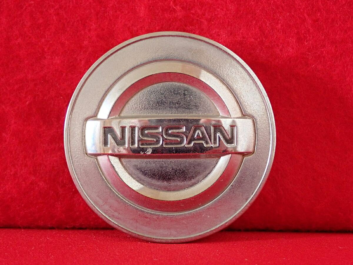 ●商品情報 ニッサン 40343 AU51A 中古センターキャップ1枚の出品です。全体的にキズ、くすみがあります。プラスチック製、メッキ色です。☆キャップを傷つけてしまった方、破損してしまった方、いつの間にか知らないうちに飛んで行って失くしてしまった方、経年劣化により使用出来なくなってしまった方など、単品でお探しの方におススメです！！☆【寸法・程度について】【程度について】キズ等の程度につきましては画像にてご確認ください。表記は省略させて頂いておりますのでご了解ください。【寸法】※すべて実測値です画像にてご確認下さい。測定個所は下記の部分となります。全幅(直径)・裏面取付部径・厚さ(高さ)ジャンクBP5207779 ニッサン 純正キャップ 商品番号 P005207779 （お問い合わせの際にはこの番号をお伝え下さい） 部品名 純正キャップ 証明書 無 保証書 なし 取扱説明書 無 当店評価 ジャンクB スペック 送料（税別） 1,000円 ※沖縄県や離島の場合は中継料が加算されます 当店は中古専門店です。商品画像をよくご確認の上ご購入下さい。 お気に召しませんでしたか？ 当店には数万点の商品があります。 他の商品もぜひご検討ください。 この店舗の他の商品も見てみる