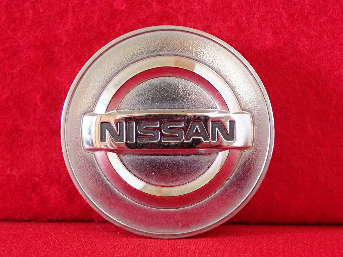 ●商品情報 ニッサン 40343 2DR0A 中古センターキャップ1枚の出品です。全体的にキズ、くすみがあります。プラスチック製、メッキ色です。☆キャップを傷つけてしまった方、破損してしまった方、いつの間にか知らないうちに飛んで行って失くしてしまった方、経年劣化により使用出来なくなってしまった方など、単品でお探しの方におススメです！！☆【寸法・程度について】【程度について】キズ等の程度につきましては画像にてご確認ください。表記は省略させて頂いておりますのでご了解ください。【寸法】※すべて実測値です画像にてご確認下さい。測定個所は下記の部分となります。全幅(直径)・裏面取付部径・厚さ(高さ)ジャンクBP5207782 ニッサン 純正キャップ 商品番号 P005207782 （お問い合わせの際にはこの番号をお伝え下さい） 部品名 純正キャップ 証明書 無 保証書 なし 取扱説明書 無 当店評価 ジャンクB スペック 送料（税別） 1,000円 ※沖縄県や離島の場合は中継料が加算されます 当店は中古専門店です。商品画像をよくご確認の上ご購入下さい。 お気に召しませんでしたか？ 当店には数万点の商品があります。 他の商品もぜひご検討ください。 この店舗の他の商品も見てみる