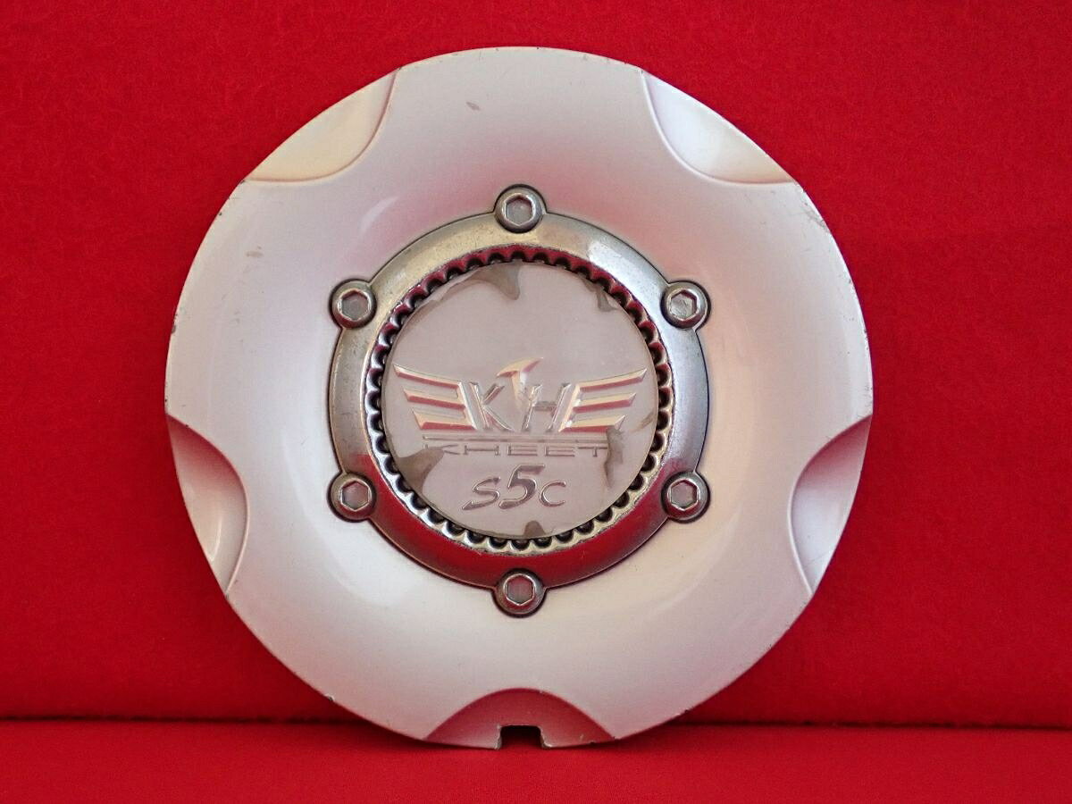 ●商品情報 KHEET S5C 中古センターキャップ1枚の出品です。全体的にキズ、ハゲまたは色の浮き、変色またはくすみがあります。プラスチック製、銀色×メッキ色です。☆キャップを傷つけてしまった方、破損してしまった方、いつの間にか知らないうちに飛んで行って失くしてしまった方、経年劣化により使用出来なくなってしまった方など、単品でお探しの方におススメです！！☆【寸法・程度について】【程度について】キズ等の程度につきましては画像にてご確認ください。表記は省略させて頂いておりますのでご了解ください。【寸法】※すべて実測値です画像にてご確認下さい。測定個所は下記の部分となります。全幅(直径)・裏面取付部径・厚さ(高さ)ジャンクCP5207886 社外 センターキャップ 商品番号 P005207886 （お問い合わせの際にはこの番号をお伝え下さい） 部品名 センターキャップ 証明書 無 保証書 なし 取扱説明書 無 当店評価 ジャンクC スペック 送料（税別） 1,000円 ※沖縄県や離島の場合は中継料が加算されます 当店は中古専門店です。商品画像をよくご確認の上ご購入下さい。 お気に召しませんでしたか？ 当店には数万点の商品があります。 他の商品もぜひご検討ください。 この店舗の他の商品も見てみる