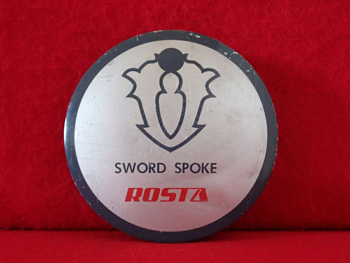 ●商品情報 SWORD SPOKE ROSTA 中古センターキャップ1枚の出品です。全体的にキズ、へこみまたはひずみ、ハゲまたは色の浮きがあります。アルミ製×プラスチック製、銀色×グレー色です。刻印 A1606☆キャップを傷つけてしまった方、破損してしまった方、いつの間にか知らないうちに飛んで行って失くしてしまった方、経年劣化により使用出来なくなってしまった方など、単品でお探しの方におススメです！！☆【寸法・程度について】【程度について】キズ等の程度につきましては画像にてご確認ください。表記は省略させて頂いておりますのでご了解ください。【寸法】※すべて実測値です画像にてご確認下さい。測定個所は下記の部分となります。全幅(直径)・裏面取付部径・厚さ(高さ)ジャンクCP5207917 社外 センターキャップ 商品番号 P005207917 （お問い合わせの際にはこの番号をお伝え下さい） 部品名 センターキャップ 証明書 無 保証書 なし 取扱説明書 無 当店評価 ジャンクC スペック 送料（税別） 1,000円 ※沖縄県や離島の場合は中継料が加算されます 当店は中古専門店です。商品画像をよくご確認の上ご購入下さい。 お気に召しませんでしたか？ 当店には数万点の商品があります。 他の商品もぜひご検討ください。 この店舗の他の商品も見てみる