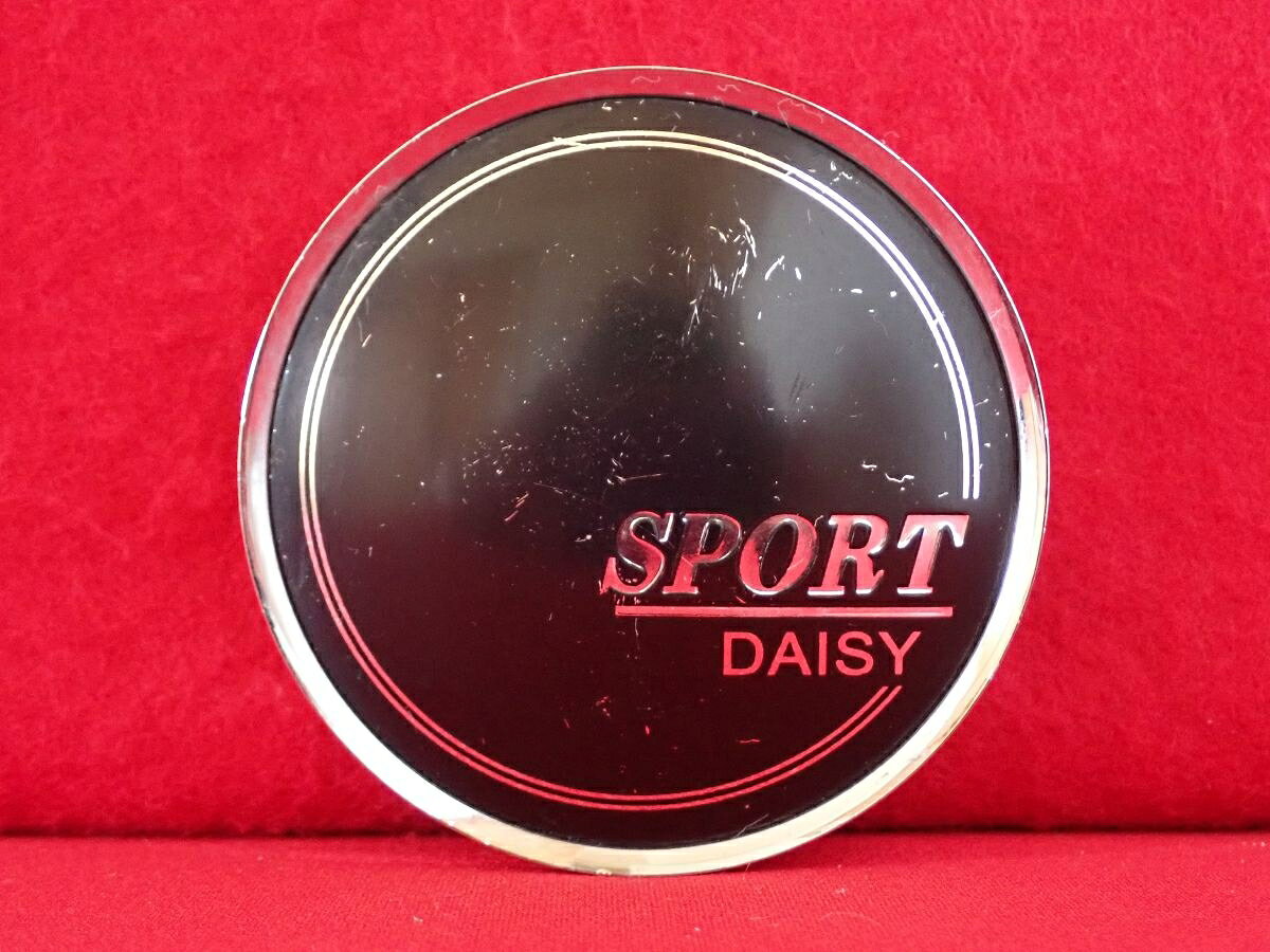 ●商品情報 SPORT DAISY 中古センターキャップ1枚の出品です。全体的にキズがあります。プラスチック製、黒色×メッキ色です。刻印 C-1482☆キャップを傷つけてしまった方、破損してしまった方、いつの間にか知らないうちに飛んで行って失くしてしまった方、経年劣化により使用出来なくなってしまった方など、単品でお探しの方におススメです！！☆【寸法・程度について】【程度について】キズ等の程度につきましては画像にてご確認ください。表記は省略させて頂いておりますのでご了解ください。【寸法】※すべて実測値です画像にてご確認下さい。測定個所は下記の部分となります。全幅(直径)・裏面取付部径・厚さ(高さ)ジャンクCP5207933 社外 センターキャップ 商品番号 P005207933 （お問い合わせの際にはこの番号をお伝え下さい） 部品名 センターキャップ 証明書 無 保証書 なし 取扱説明書 無 当店評価 ジャンクC スペック 送料（税別） 1,000円 ※沖縄県や離島の場合は中継料が加算されます 当店は中古専門店です。商品画像をよくご確認の上ご購入下さい。 お気に召しませんでしたか？ 当店には数万点の商品があります。 他の商品もぜひご検討ください。 この店舗の他の商品も見てみる