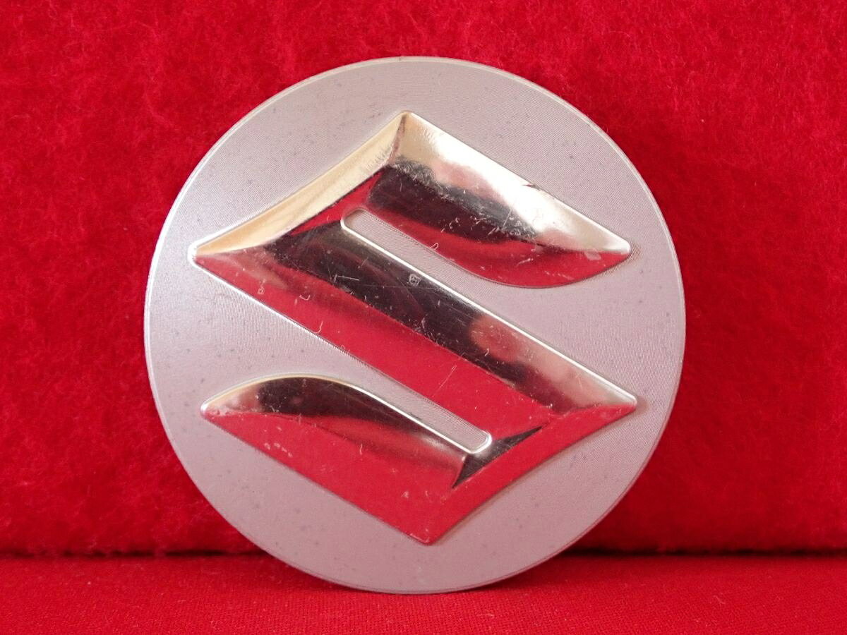 ●商品情報 スズキ 中古センターキャップ1枚の出品です。全体的にキズ、変色またはくすみがあります。プラスチック製、銀色です。☆キャップを傷つけてしまった方、破損してしまった方、いつの間にか知らないうちに飛んで行って失くしてしまった方、経年劣化により使用出来なくなってしまった方など、単品でお探しの方におススメです！！☆【寸法・程度について】【程度について】キズ等の程度につきましては画像にてご確認ください。表記は省略させて頂いておりますのでご了解ください。【寸法】※すべて実測値です画像にてご確認下さい。測定個所は下記の部分となります。全幅(直径)・裏面取付部径・厚さ(高さ)ジャンクCP5208013 スズキ 純正キャップ 商品番号 P005208013 （お問い合わせの際にはこの番号をお伝え下さい） 部品名 純正キャップ 証明書 無 保証書 なし 取扱説明書 無 当店評価 ジャンクC スペック 送料（税別） 1,000円 ※沖縄県や離島の場合は中継料が加算されます 当店は中古専門店です。商品画像をよくご確認の上ご購入下さい。 お気に召しませんでしたか？ 当店には数万点の商品があります。 他の商品もぜひご検討ください。 この店舗の他の商品も見てみる