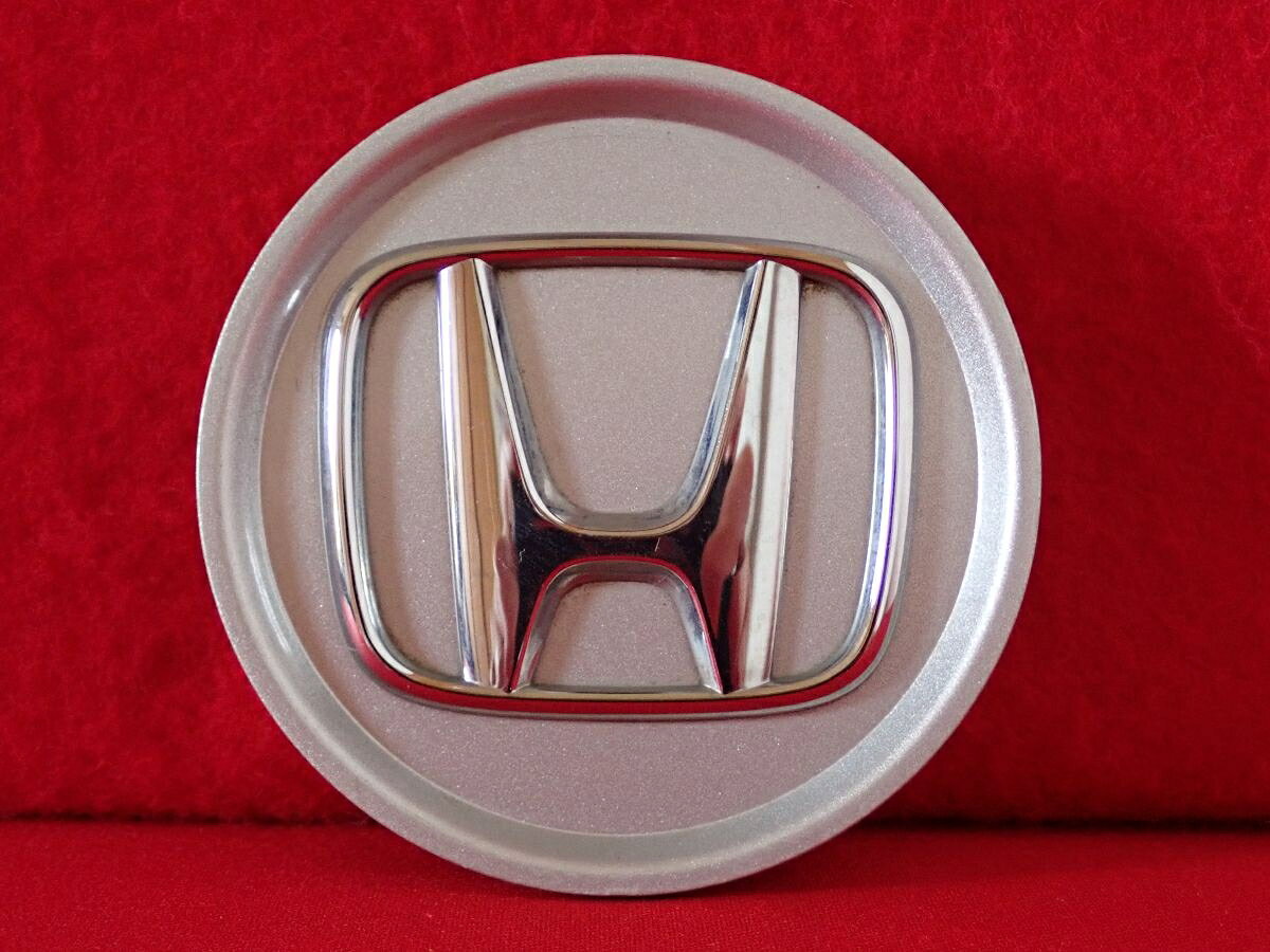 ●商品情報 ホンダ レジェンド 44742-SJA-300中古センターキャップ1枚の出品です。全体的にキズがあります。プラスチック製、銀色です。☆キャップを傷つけてしまった方、破損してしまった方、いつの間にか知らないうちに飛んで行って失くしてしまった方、経年劣化により使用出来なくなってしまった方など、単品でお探しの方におススメです！！☆【寸法・程度について】【程度について】キズ等の程度につきましては画像にてご確認ください。表記は省略させて頂いておりますのでご了解ください。【寸法】※すべて実測値です画像にてご確認下さい。測定個所は下記の部分となります。全幅(直径)・裏面取付部径・厚さ(高さ)ジャンクBP5208031 ホンダ 純正キャップ 商品番号 P005208031 （お問い合わせの際にはこの番号をお伝え下さい） 部品名 純正キャップ 証明書 無 保証書 なし 取扱説明書 無 当店評価 ジャンクB スペック 送料（税別） 1,000円 ※沖縄県や離島の場合は中継料が加算されます 当店は中古専門店です。商品画像をよくご確認の上ご購入下さい。 お気に召しませんでしたか？ 当店には数万点の商品があります。 他の商品もぜひご検討ください。 この店舗の他の商品も見てみる
