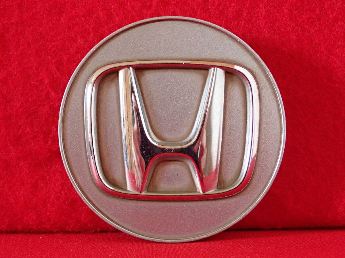 ●商品情報 ホンダ レジェンド 44742-SZ3-J110-H1中古センターキャップ1枚の出品です。全体的にキズ、変色またはくすみがあります。プラスチック製、ガンメタ、グレー色です。☆キャップを傷つけてしまった方、破損してしまった方、いつの間にか知らないうちに飛んで行って失くしてしまった方、経年劣化により使用出来なくなってしまった方など、単品でお探しの方におススメです！！☆【寸法・程度について】【程度について】キズ等の程度につきましては画像にてご確認ください。表記は省略させて頂いておりますのでご了解ください。【寸法】※すべて実測値です画像にてご確認下さい。測定個所は下記の部分となります。全幅(直径)・裏面取付部径・厚さ(高さ)ジャンクCP5208035 ホンダ 純正キャップ 商品番号 P005208035 （お問い合わせの際にはこの番号をお伝え下さい） 部品名 純正キャップ 証明書 無 保証書 なし 取扱説明書 無 当店評価 ジャンクC スペック 送料（税別） 1,000円 ※沖縄県や離島の場合は中継料が加算されます 当店は中古専門店です。商品画像をよくご確認の上ご購入下さい。 お気に召しませんでしたか？ 当店には数万点の商品があります。 他の商品もぜひご検討ください。 この店舗の他の商品も見てみる