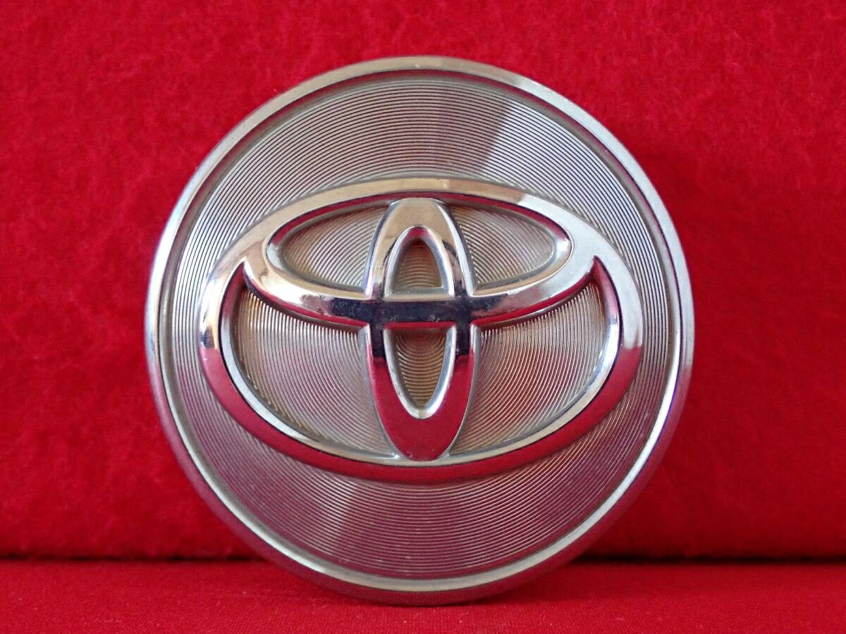 ●商品情報 トヨタ 中古センターキャップ1枚の出品です。全体的にキズがあります。プラスチック製、メッキ色です。☆キャップを傷つけてしまった方、破損してしまった方、いつの間にか知らないうちに飛んで行って失くしてしまった方、経年劣化により使用出来なくなってしまった方など、単品でお探しの方におススメです！！☆【寸法・程度について】【程度について】キズ等の程度につきましては画像にてご確認ください。表記は省略させて頂いておりますのでご了解ください。【寸法】※すべて実測値です画像にてご確認下さい。測定個所は下記の部分となります。全幅(直径)・裏面取付部径・厚さ(高さ)ジャンクBP5208060 トヨタ 純正センターキャップ 商品番号 P005208060 （お問い合わせの際にはこの番号をお伝え下さい） 部品名 純正センターキャップ 証明書 無 保証書 なし 取扱説明書 無 当店評価 ジャンクB スペック 送料（税別） 1,000円 ※沖縄県や離島の場合は中継料が加算されます 当店は中古専門店です。商品画像をよくご確認の上ご購入下さい。 お気に召しませんでしたか？ 当店には数万点の商品があります。 他の商品もぜひご検討ください。 この店舗の他の商品も見てみる