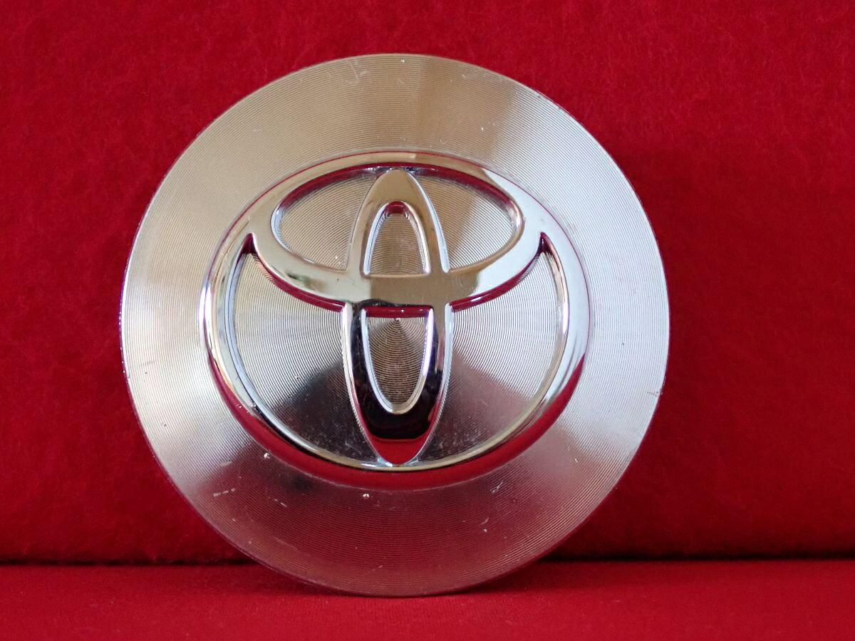 ●商品情報 トヨタ 2020 中古センターキャップ1枚の出品です。全体的にキズがあります。プラスチック製、メッキ色です。☆キャップを傷つけてしまった方、破損してしまった方、いつの間にか知らないうちに飛んで行って失くしてしまった方、経年劣化により使用出来なくなってしまった方など、単品でお探しの方におススメです！！☆【寸法・程度について】【程度について】キズ等の程度につきましては画像にてご確認ください。表記は省略させて頂いておりますのでご了解ください。【寸法】※すべて実測値です画像にてご確認下さい。測定個所は下記の部分となります。全幅(直径)・裏面取付部径・厚さ(高さ)ジャンクCP5208062 トヨタ 純正センターキャップ 商品番号 P005208062 （お問い合わせの際にはこの番号をお伝え下さい） 部品名 純正センターキャップ 証明書 無 保証書 なし 取扱説明書 無 当店評価 ジャンクC スペック 送料（税別） 1,000円 ※沖縄県や離島の場合は中継料が加算されます 当店は中古専門店です。商品画像をよくご確認の上ご購入下さい。 お気に召しませんでしたか？ 当店には数万点の商品があります。 他の商品もぜひご検討ください。 この店舗の他の商品も見てみる