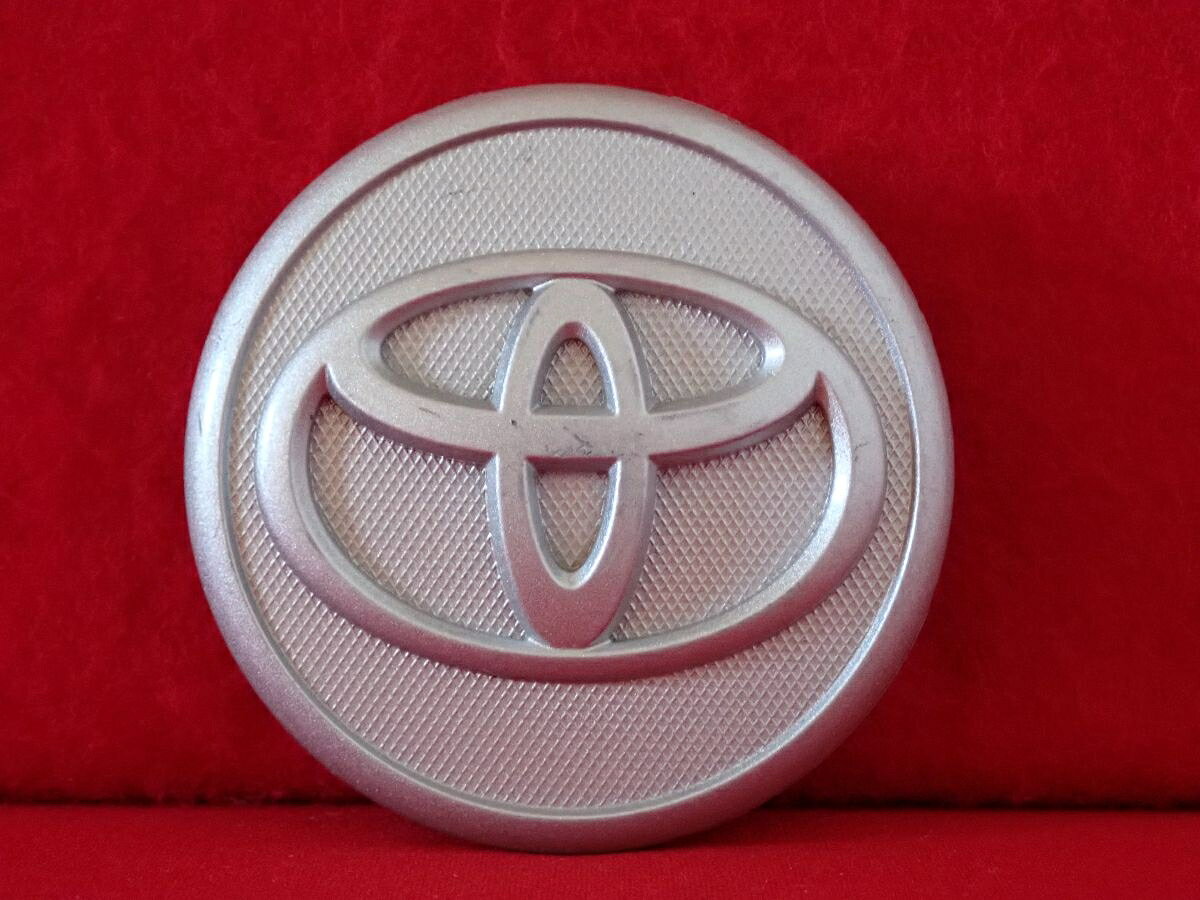 ●商品情報 トヨタ 42603-52110-52130中古センターキャップ1枚の出品です。全体的にキズがあります。プラスチック製、銀色です。☆キャップを傷つけてしまった方、破損してしまった方、いつの間にか知らないうちに飛んで行って失くしてしまった方、経年劣化により使用出来なくなってしまった方など、単品でお探しの方におススメです！！☆【寸法・程度について】【程度について】キズ等の程度につきましては画像にてご確認ください。表記は省略させて頂いておりますのでご了解ください。【寸法】※すべて実測値です画像にてご確認下さい。測定個所は下記の部分となります。全幅(直径)・裏面取付部径・厚さ(高さ)ジャンクCP5208066 トヨタ 純正センターキャップ 商品番号 P005208066 （お問い合わせの際にはこの番号をお伝え下さい） 部品名 純正センターキャップ 証明書 無 保証書 なし 取扱説明書 無 当店評価 ジャンクC スペック 送料（税別） 1,000円 ※沖縄県や離島の場合は中継料が加算されます 当店は中古専門店です。商品画像をよくご確認の上ご購入下さい。 お気に召しませんでしたか？ 当店には数万点の商品があります。 他の商品もぜひご検討ください。 この店舗の他の商品も見てみる