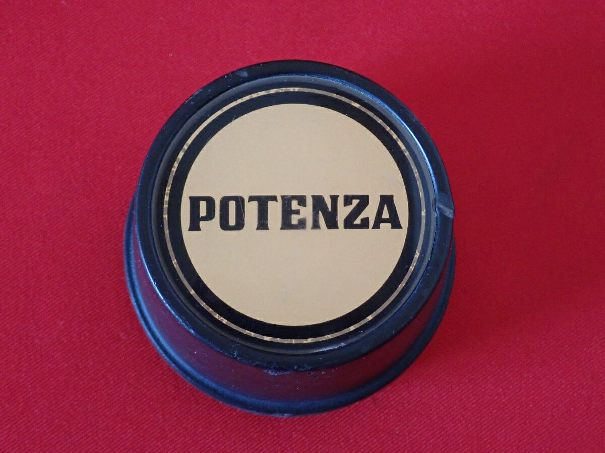 ●商品情報 BRIDGESTONE POTENZA 中古センターキャップ1枚の出品です。全体的にキズ、変色またはくすみがあります。プラスチック製、金色×黒色です。☆キャップを傷つけてしまった方、破損してしまった方、いつの間にか知らないうちに飛んで行って失くしてしまった方、経年劣化により使用出来なくなってしまった方など、単品でお探しの方におススメです！！☆【寸法・程度について】【程度について】キズ等の程度につきましては画像にてご確認ください。表記は省略させて頂いておりますのでご了解ください。【寸法】※すべて実測値です画像にてご確認下さい。測定個所は下記の部分となります。全幅(直径)・裏面取付部径・厚さ(高さ)ジャンクCP5208128 社外 センターキャップ 商品番号 P005208128 （お問い合わせの際にはこの番号をお伝え下さい） 部品名 センターキャップ 証明書 無 保証書 なし 取扱説明書 無 当店評価 ジャンクC スペック 送料（税別） 1,000円 ※沖縄県や離島の場合は中継料が加算されます 当店は中古専門店です。商品画像をよくご確認の上ご購入下さい。 お気に召しませんでしたか？ 当店には数万点の商品があります。 他の商品もぜひご検討ください。 この店舗の他の商品も見てみる