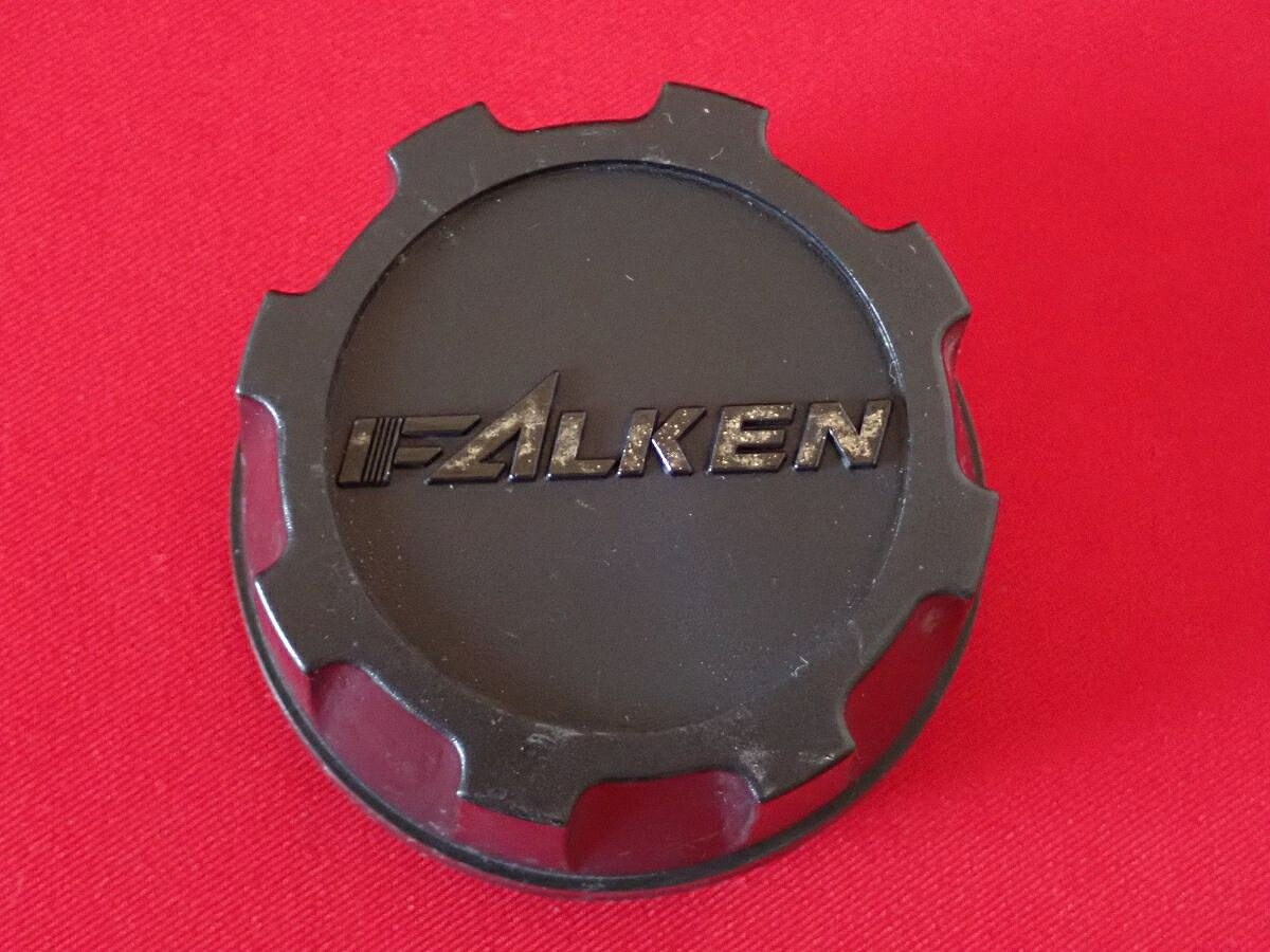 ●商品情報 FALKEN 中古センターキャップ1枚の出品です。全体的にキズ、ハゲまたは色の浮きがあります。プラスチック製、黒色です。☆キャップを傷つけてしまった方、破損してしまった方、いつの間にか知らないうちに飛んで行って失くしてしまった方、経年劣化により使用出来なくなってしまった方など、単品でお探しの方におススメです！！☆【寸法・程度について】【程度について】キズ等の程度につきましては画像にてご確認ください。表記は省略させて頂いておりますのでご了解ください。【寸法】※すべて実測値です画像にてご確認下さい。測定個所は下記の部分となります。全幅(直径)・裏面取付部径・厚さ(高さ)ジャンクCP5208129 社外 センターキャップ 商品番号 P005208129 （お問い合わせの際にはこの番号をお伝え下さい） 部品名 センターキャップ 証明書 無 保証書 なし 取扱説明書 無 当店評価 ジャンクC スペック 送料（税別） 1,000円 ※沖縄県や離島の場合は中継料が加算されます 当店は中古専門店です。商品画像をよくご確認の上ご購入下さい。 お気に召しませんでしたか？ 当店には数万点の商品があります。 他の商品もぜひご検討ください。 この店舗の他の商品も見てみる