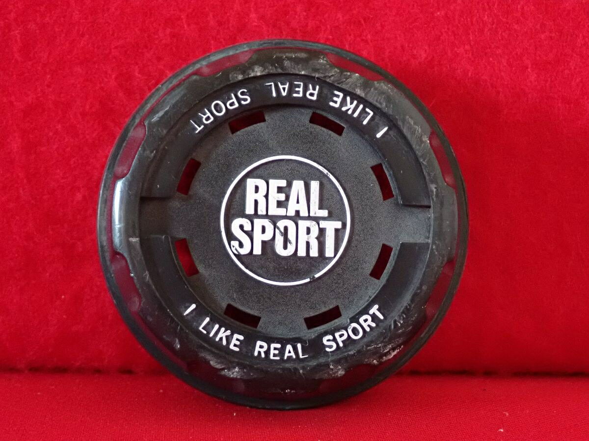 ●商品情報 REAL SPORT 中古センターキャップ1枚の出品です。全体的にキズがあります。プラスチック製、黒色です。☆キャップを傷つけてしまった方、破損してしまった方、いつの間にか知らないうちに飛んで行って失くしてしまった方、経年劣化により使用出来なくなってしまった方など、単品でお探しの方におススメです！！☆【寸法・程度について】【程度について】キズ等の程度につきましては画像にてご確認ください。表記は省略させて頂いておりますのでご了解ください。【寸法】※すべて実測値です画像にてご確認下さい。測定個所は下記の部分となります。全幅(直径)・裏面取付部径・厚さ(高さ)ジャンクCP5208131 社外 センターキャップ 商品番号 P005208131 （お問い合わせの際にはこの番号をお伝え下さい） 部品名 センターキャップ 証明書 無 保証書 なし 取扱説明書 無 当店評価 ジャンクC スペック 送料（税別） 1,000円 ※沖縄県や離島の場合は中継料が加算されます 当店は中古専門店です。商品画像をよくご確認の上ご購入下さい。 お気に召しませんでしたか？ 当店には数万点の商品があります。 他の商品もぜひご検討ください。 この店舗の他の商品も見てみる