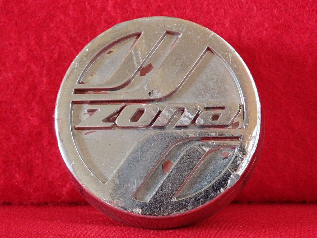 ●商品情報 BRIDGESTONE zona 中古センターキャップ1枚の出品です。全体的にキズがあります。プラスチック製、メッキ色です。☆キャップを傷つけてしまった方、破損してしまった方、いつの間にか知らないうちに飛んで行って失くしてしまった方、経年劣化により使用出来なくなってしまった方など、単品でお探しの方におススメです！！☆【寸法・程度について】【程度について】キズ等の程度につきましては画像にてご確認ください。表記は省略させて頂いておりますのでご了解ください。【寸法】※すべて実測値です画像にてご確認下さい。測定個所は下記の部分となります。全幅(直径)・裏面取付部径・厚さ(高さ)ジャンクCP5208135 社外 センターキャップ 商品番号 P005208135 （お問い合わせの際にはこの番号をお伝え下さい） 部品名 センターキャップ 証明書 無 保証書 なし 取扱説明書 無 当店評価 ジャンクC スペック 送料（税別） 1,000円 ※沖縄県や離島の場合は中継料が加算されます 当店は中古専門店です。商品画像をよくご確認の上ご購入下さい。 お気に召しませんでしたか？ 当店には数万点の商品があります。 他の商品もぜひご検討ください。 この店舗の他の商品も見てみる