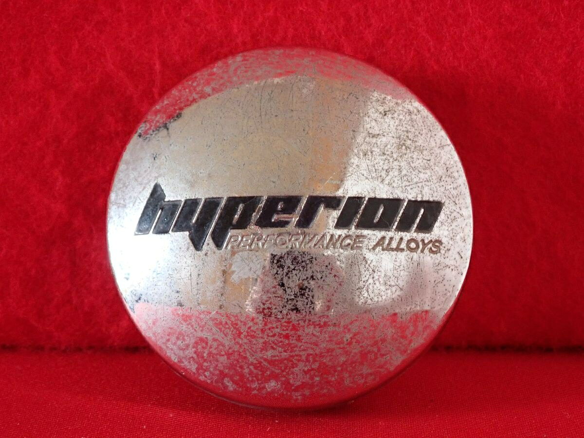 ●商品情報 hyperion ハイペリオン 中古センターキャップ1枚の出品です。全体的にキズ、変色またはくすみがあります。プラスチック製、メッキ色です。刻印 C-175☆キャップを傷つけてしまった方、破損してしまった方、いつの間にか知らないうちに飛んで行って失くしてしまった方、経年劣化により使用出来なくなってしまった方など、単品でお探しの方におススメです！！☆【寸法・程度について】【程度について】キズ等の程度につきましては画像にてご確認ください。表記は省略させて頂いておりますのでご了解ください。【寸法】※すべて実測値です画像にてご確認下さい。測定個所は下記の部分となります。全幅(直径)・裏面取付部径・厚さ(高さ)ジャンクCP5208143 社外 センターキャップ 商品番号 P005208143 （お問い合わせの際にはこの番号をお伝え下さい） 部品名 センターキャップ 証明書 無 保証書 なし 取扱説明書 無 当店評価 ジャンクC スペック 送料（税別） 1,000円 ※沖縄県や離島の場合は中継料が加算されます 当店は中古専門店です。商品画像をよくご確認の上ご購入下さい。 お気に召しませんでしたか？ 当店には数万点の商品があります。 他の商品もぜひご検討ください。 この店舗の他の商品も見てみる