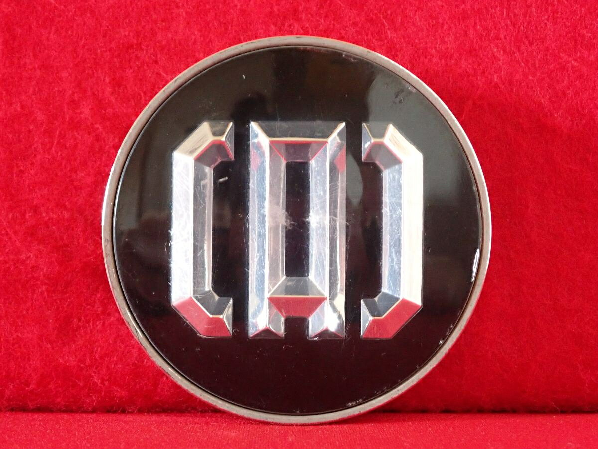 ●商品情報 GARSON D.A.D ギャルソン 中古センターキャップ1枚の出品です。全体的にキズがあります。プラスチック製、黒色×メッキ色です。刻印 C1229-C☆キャップを傷つけてしまった方、破損してしまった方、いつの間にか知らないうちに飛んで行って失くしてしまった方、経年劣化により使用出来なくなってしまった方など、単品でお探しの方におススメです！！☆【寸法・程度について】【程度について】キズ等の程度につきましては画像にてご確認ください。表記は省略させて頂いておりますのでご了解ください。【寸法】※すべて実測値です画像にてご確認下さい。測定個所は下記の部分となります。全幅(直径)・裏面取付部径・厚さ(高さ)ジャンクCP5208170 社外 センターキャップ 商品番号 P005208170 （お問い合わせの際にはこの番号をお伝え下さい） 部品名 センターキャップ 証明書 無 保証書 なし 取扱説明書 無 当店評価 ジャンクC スペック 送料（税別） 1,000円 ※沖縄県や離島の場合は中継料が加算されます 当店は中古専門店です。商品画像をよくご確認の上ご購入下さい。 お気に召しませんでしたか？ 当店には数万点の商品があります。 他の商品もぜひご検討ください。 この店舗の他の商品も見てみる