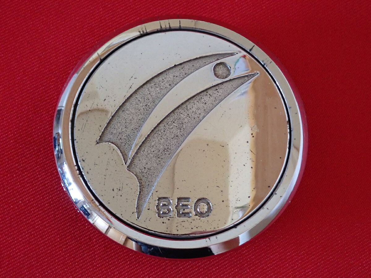 ●商品情報 BEO 中古センターキャップ1枚の出品です。全体的にキズ、変色またはくすみがあります。プラスチック製、メッキ色です。刻印 CAP62B 31500944 31500945☆キャップを傷つけてしまった方、破損してしまった方、いつの間にか知らないうちに飛んで行って失くしてしまった方、経年劣化により使用出来なくなってしまった方など、単品でお探しの方におススメです！！☆【寸法・程度について】【程度について】キズ等の程度につきましては画像にてご確認ください。表記は省略させて頂いておりますのでご了解ください。【寸法】※すべて実測値です画像にてご確認下さい。測定個所は下記の部分となります。全幅(直径)・裏面取付部径・厚さ(高さ)ジャンクCP5208189 社外 センターキャップ 商品番号 P005208189 （お問い合わせの際にはこの番号をお伝え下さい） 部品名 センターキャップ 証明書 無 保証書 なし 取扱説明書 無 当店評価 ジャンクC スペック 送料（税別） 1,000円 ※沖縄県や離島の場合は中継料が加算されます 当店は中古専門店です。商品画像をよくご確認の上ご購入下さい。 お気に召しませんでしたか？ 当店には数万点の商品があります。 他の商品もぜひご検討ください。 この店舗の他の商品も見てみる
