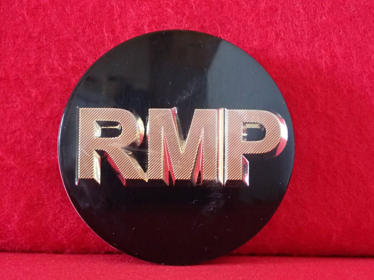 ●商品情報 RMP 中古センターキャップ1枚の出品です。全体的にキズがあります。アルミ製×プラスチック製、黒色です。刻印 14071770F-3☆キャップを傷つけてしまった方、破損してしまった方、いつの間にか知らないうちに飛んで行って失くしてしまった方、経年劣化により使用出来なくなってしまった方など、単品でお探しの方におススメです！！☆【寸法・程度について】【程度について】キズ等の程度につきましては画像にてご確認ください。表記は省略させて頂いておりますのでご了解ください。【寸法】※すべて実測値です画像にてご確認下さい。測定個所は下記の部分となります。全幅(直径)・裏面取付部径・厚さ(高さ)ジャンクBP5208210 社外 センターキャップ 商品番号 P005208210 （お問い合わせの際にはこの番号をお伝え下さい） 部品名 センターキャップ 証明書 無 保証書 なし 取扱説明書 無 当店評価 ジャンクB スペック 送料（税別） 1,000円 ※沖縄県や離島の場合は中継料が加算されます 当店は中古専門店です。商品画像をよくご確認の上ご購入下さい。 お気に召しませんでしたか？ 当店には数万点の商品があります。 他の商品もぜひご検討ください。 この店舗の他の商品も見てみる