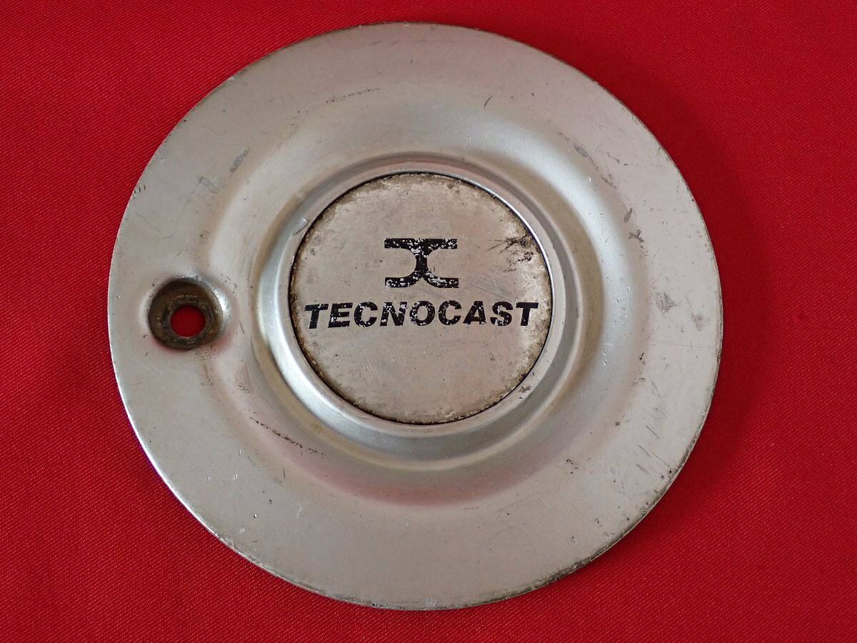 ●商品情報 TECNOCAST 中古センターキャップ1枚の出品です。全体的にキズ、変色またはくすみがあります。アルミ製、メッキ色×銀色です。☆キャップを傷つけてしまった方、破損してしまった方、いつの間にか知らないうちに飛んで行って失くしてしまった方、経年劣化により使用出来なくなってしまった方など、単品でお探しの方におススメです！！☆【寸法・程度について】【程度について】キズ等の程度につきましては画像にてご確認ください。表記は省略させて頂いておりますのでご了解ください。【寸法】※すべて実測値です画像にてご確認下さい。測定個所は下記の部分となります。全幅(直径)・裏面取付部径・厚さ(高さ)ジャンクCP5208322 社外 センターキャップ 商品番号 P005208322 （お問い合わせの際にはこの番号をお伝え下さい） 部品名 センターキャップ 証明書 無 保証書 なし 取扱説明書 無 当店評価 ジャンクC スペック 送料（税別） 1,000円 ※沖縄県や離島の場合は中継料が加算されます 当店は中古専門店です。商品画像をよくご確認の上ご購入下さい。 お気に召しませんでしたか？ 当店には数万点の商品があります。 他の商品もぜひご検討ください。 この店舗の他の商品も見てみる