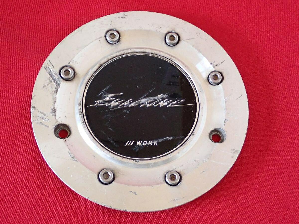 ●商品情報 WORK Euroline 中古センターキャップ1枚の出品です。全体的にキズ、ヒビがあります。アルミ製、黒色×銀色です。☆キャップを傷つけてしまった方、破損してしまった方、いつの間にか知らないうちに飛んで行って失くしてしまった方、経年劣化により使用出来なくなってしまった方など、単品でお探しの方におススメです！！☆【寸法・程度について】【程度について】キズ等の程度につきましては画像にてご確認ください。表記は省略させて頂いておりますのでご了解ください。【寸法】※すべて実測値です画像にてご確認下さい。測定個所は下記の部分となります。全幅(直径)・裏面取付部径・厚さ(高さ)ジャンクCP5208328 社外 センターキャップ 商品番号 P005208328 （お問い合わせの際にはこの番号をお伝え下さい） 部品名 センターキャップ 証明書 無 保証書 なし 取扱説明書 無 当店評価 ジャンクC スペック 送料（税別） 1,000円 ※沖縄県や離島の場合は中継料が加算されます 当店は中古専門店です。商品画像をよくご確認の上ご購入下さい。 お気に召しませんでしたか？ 当店には数万点の商品があります。 他の商品もぜひご検討ください。 この店舗の他の商品も見てみる
