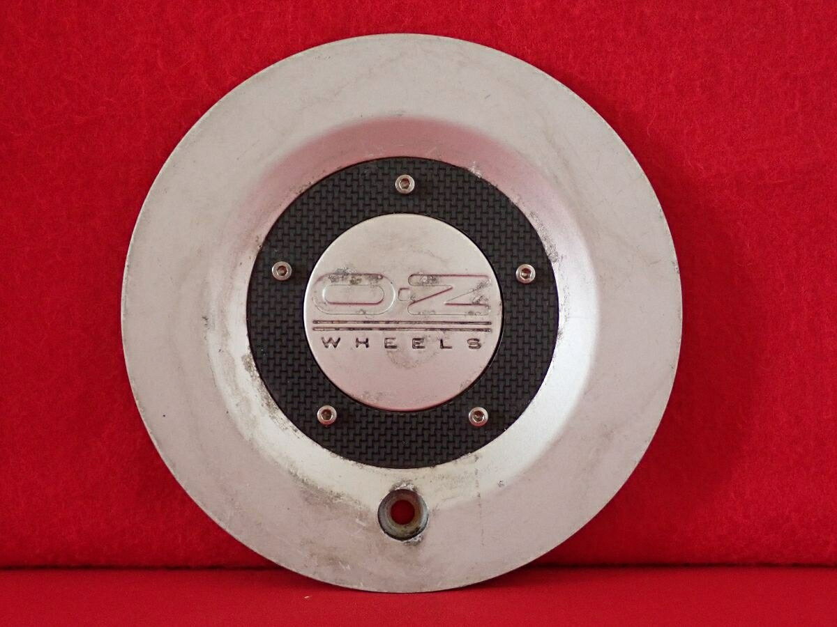 ●商品情報 O・Z レーシング 中古センターキャップ1枚の出品です。全体的にキズ、変色またはくすみがあります。アルミ製です。刻印 M 517☆キャップを傷つけてしまった方、破損してしまった方、いつの間にか知らないうちに飛んで行って失くしてしまった方、経年劣化により使用出来なくなってしまった方など、単品でお探しの方におススメです！！☆【寸法・程度について】【程度について】キズ等の程度につきましては画像にてご確認ください。表記は省略させて頂いておりますのでご了解ください。【寸法】※すべて実測値です画像にてご確認下さい。測定個所は下記の部分となります。全幅(直径)・裏面取付部径・厚さ(高さ)ジャンクCP5208357 社外 センターキャップ 商品番号 P005208357 （お問い合わせの際にはこの番号をお伝え下さい） 部品名 センターキャップ 証明書 無 保証書 なし 取扱説明書 無 当店評価 ジャンクC スペック 送料（税別） 1,000円 ※沖縄県や離島の場合は中継料が加算されます 当店は中古専門店です。商品画像をよくご確認の上ご購入下さい。 お気に召しませんでしたか？ 当店には数万点の商品があります。 他の商品もぜひご検討ください。 この店舗の他の商品も見てみる