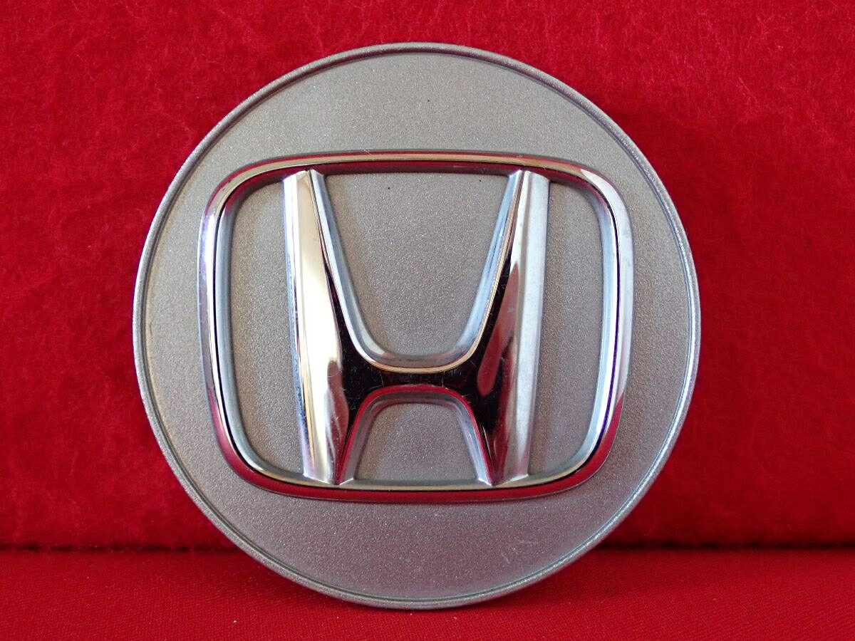 ●商品情報 ホンダ 44742-SZ3-J110-H1中古センターキャップ1枚の出品です。全体的にキズがあります。プラスチック製、銀色です。☆キャップを傷つけてしまった方、破損してしまった方、いつの間にか知らないうちに飛んで行って失くしてしまった方、経年劣化により使用出来なくなってしまった方など、単品でお探しの方におススメです！！☆【寸法・程度について】【程度について】キズ等の程度につきましては画像にてご確認ください。表記は省略させて頂いておりますのでご了解ください。【寸法】※すべて実測値です画像にてご確認下さい。測定個所は下記の部分となります。全幅(直径)・裏面取付部径・厚さ(高さ)ジャンクBP5208805 ホンダ 純正キャップ 商品番号 P005208805 （お問い合わせの際にはこの番号をお伝え下さい） 部品名 純正キャップ 証明書 無 保証書 なし 取扱説明書 無 当店評価 ジャンクB スペック 送料（税別） 1,000円 ※沖縄県や離島の場合は中継料が加算されます 当店は中古専門店です。商品画像をよくご確認の上ご購入下さい。 お気に召しませんでしたか？ 当店には数万点の商品があります。 他の商品もぜひご検討ください。 この店舗の他の商品も見てみる