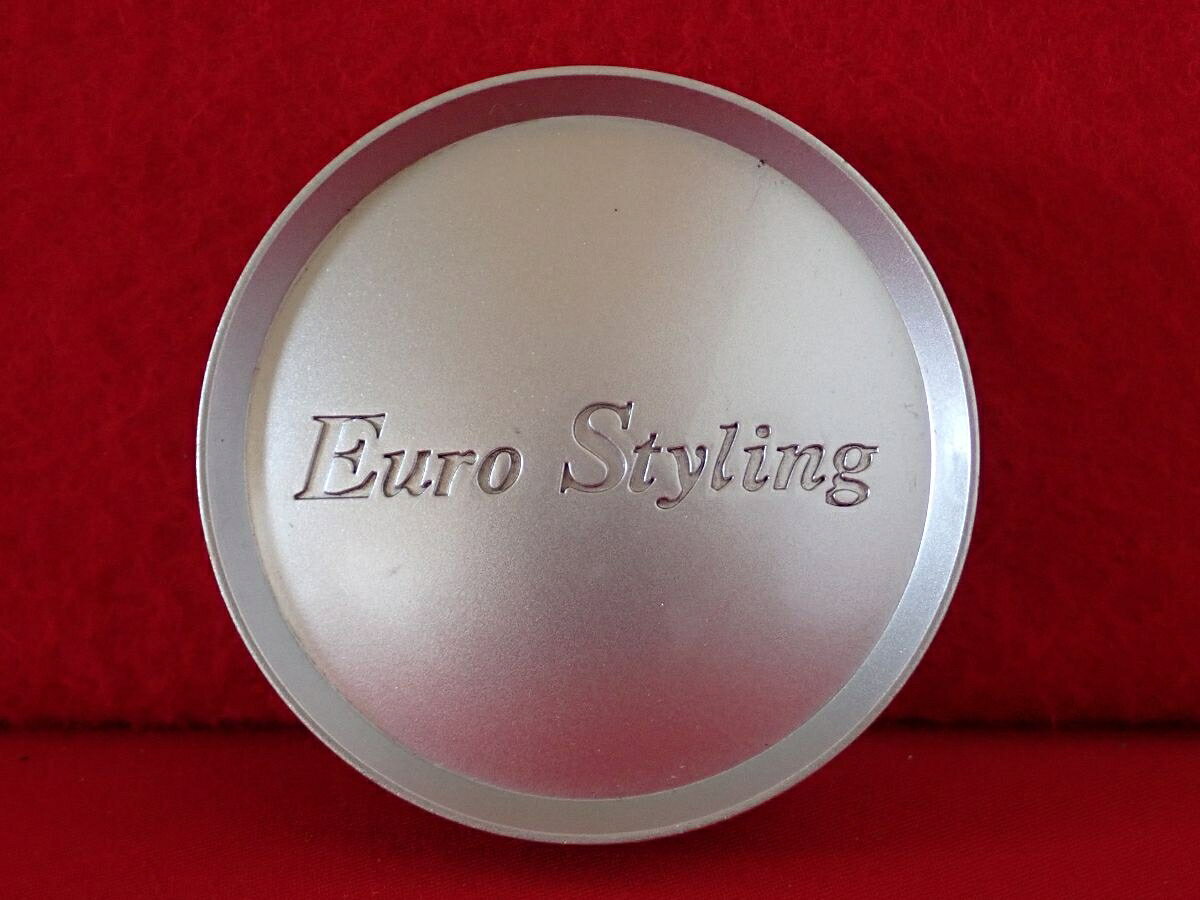 ●商品情報 Euro Styling 中古センターキャップ1枚の出品です。全体的にキズがあります。プラスチック製、銀色です。刻印 MCS75NA07☆キャップを傷つけてしまった方、破損してしまった方、いつの間にか知らないうちに飛んで行って失くしてしまった方、経年劣化により使用出来なくなってしまった方など、単品でお探しの方におススメです！！☆【寸法・程度について】【程度について】キズ等の程度につきましては画像にてご確認ください。表記は省略させて頂いておりますのでご了解ください。【寸法】※すべて実測値です画像にてご確認下さい。測定個所は下記の部分となります。全幅(直径)・裏面取付部径・厚さ(高さ)ジャンクBP5208843 社外 センターキャップ 商品番号 P005208843 （お問い合わせの際にはこの番号をお伝え下さい） 部品名 センターキャップ 証明書 無 保証書 なし 取扱説明書 無 当店評価 ジャンクB スペック 送料（税別） 1,000円 ※沖縄県や離島の場合は中継料が加算されます 当店は中古専門店です。商品画像をよくご確認の上ご購入下さい。 お気に召しませんでしたか？ 当店には数万点の商品があります。 他の商品もぜひご検討ください。 この店舗の他の商品も見てみる