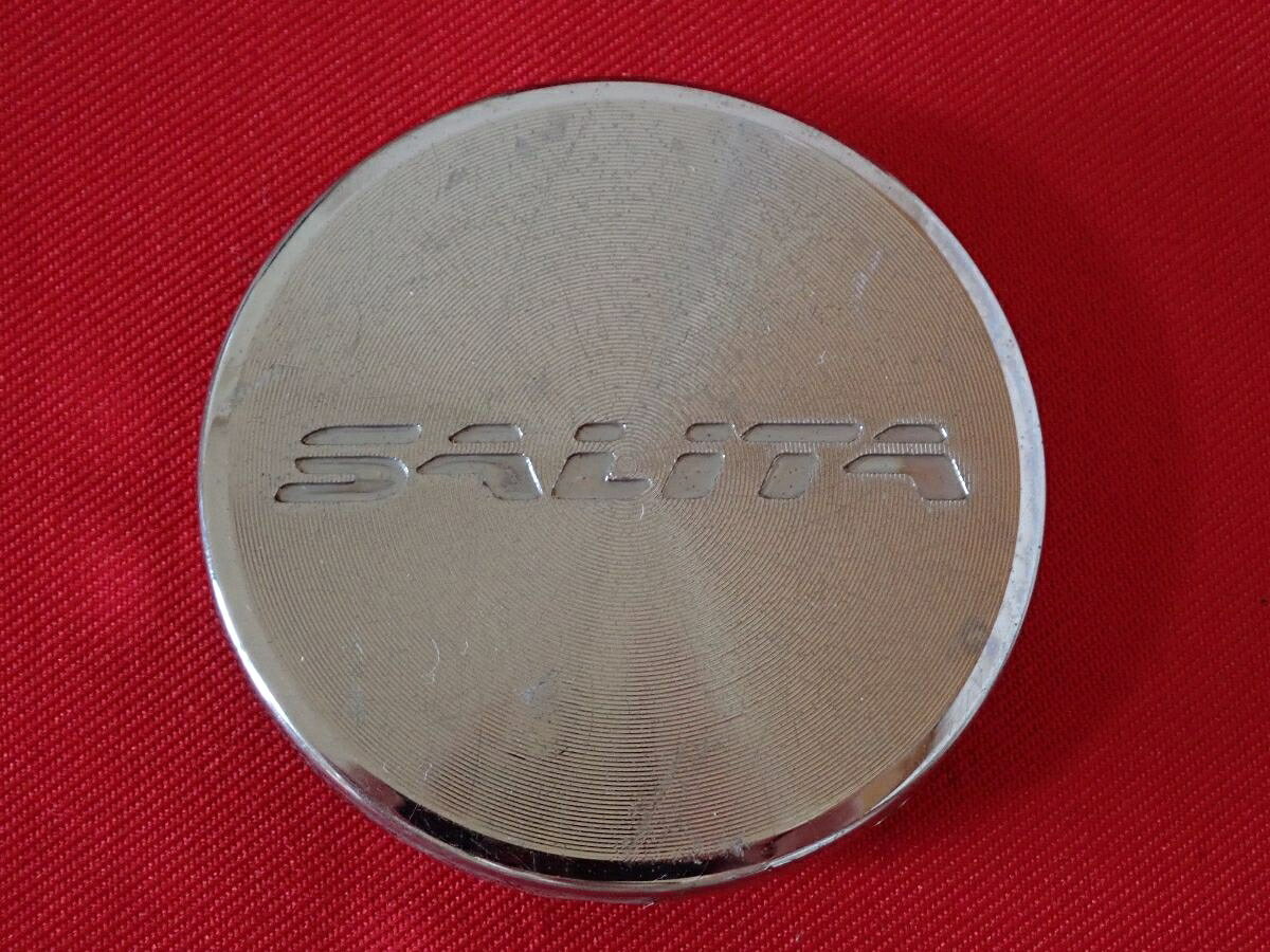 ●商品情報 SALITA 中古センターキャップ1枚の出品です。全体的にキズがあります。プラスチック製、メッキ色です。刻印 CS-06 CAP M-250☆キャップを傷つけてしまった方、破損してしまった方、いつの間にか知らないうちに飛んで行って失くしてしまった方、経年劣化により使用出来なくなってしまった方など、単品でお探しの方におススメです！！☆【寸法・程度について】【程度について】キズ等の程度につきましては画像にてご確認ください。表記は省略させて頂いておりますのでご了解ください。【寸法】※すべて実測値です画像にてご確認下さい。測定個所は下記の部分となります。全幅(直径)・裏面取付部径・厚さ(高さ)ジャンクCP5208889 社外 センターキャップ 商品番号 P005208889 （お問い合わせの際にはこの番号をお伝え下さい） 部品名 センターキャップ 証明書 無 保証書 なし 取扱説明書 無 当店評価 ジャンクC スペック 送料（税別） 1,000円 ※沖縄県や離島の場合は中継料が加算されます 当店は中古専門店です。商品画像をよくご確認の上ご購入下さい。 お気に召しませんでしたか？ 当店には数万点の商品があります。 他の商品もぜひご検討ください。 この店舗の他の商品も見てみる