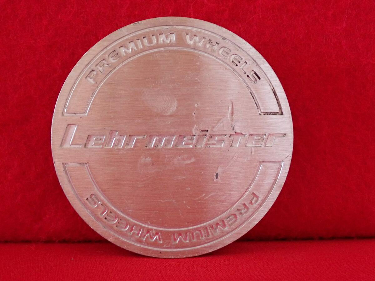 ●商品情報 Lehrmeister レアマイスター中古センターキャップ1枚の出品です。全体的にキズがあります。アルミ製×プラスチック製、銀色です。刻印 C001☆キャップを傷つけてしまった方、破損してしまった方、いつの間にか知らないうちに飛んで行って失くしてしまった方、経年劣化により使用出来なくなってしまった方など、単品でお探しの方におススメです！！☆【寸法・程度について】【程度について】キズ等の程度につきましては画像にてご確認ください。表記は省略させて頂いておりますのでご了解ください。【寸法】※すべて実測値です画像にてご確認下さい。測定個所は下記の部分となります。全幅(直径)・裏面取付部径・厚さ(高さ)ジャンクCP5209059 社外 センターキャップ 商品番号 P005209059 （お問い合わせの際にはこの番号をお伝え下さい） 部品名 センターキャップ 証明書 無 保証書 なし 取扱説明書 無 当店評価 ジャンクC スペック 送料（税別） 1,000円 ※沖縄県や離島の場合は中継料が加算されます 当店は中古専門店です。商品画像をよくご確認の上ご購入下さい。 お気に召しませんでしたか？ 当店には数万点の商品があります。 他の商品もぜひご検討ください。 この店舗の他の商品も見てみる