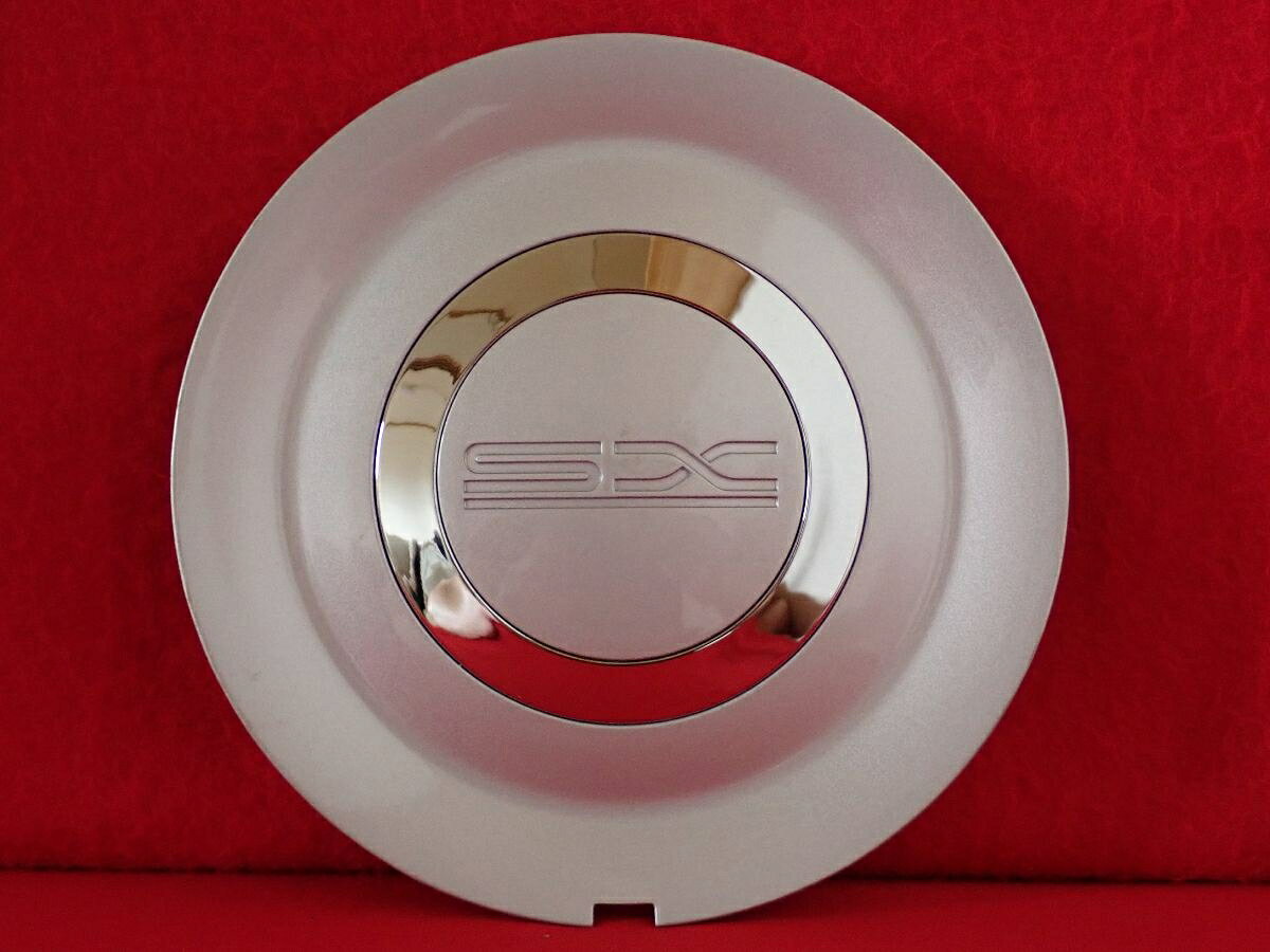 ●商品情報 SX 中古センターキャップ1枚の出品です。全体的にキズがあります。プラスチック製、銀色×メッキ色です。刻印 52381345F-1☆キャップを傷つけてしまった方、破損してしまった方、いつの間にか知らないうちに飛んで行って失くしてしまった方、経年劣化により使用出来なくなってしまった方など、単品でお探しの方におススメです！！☆【寸法・程度について】【程度について】キズ等の程度につきましては画像にてご確認ください。表記は省略させて頂いておりますのでご了解ください。【寸法】※すべて実測値です画像にてご確認下さい。測定個所は下記の部分となります。全幅(直径)・裏面取付部径・厚さ(高さ)ジャンクBP5209129 社外 センターキャップ 商品番号 P005209129 （お問い合わせの際にはこの番号をお伝え下さい） 部品名 センターキャップ 証明書 無 保証書 なし 取扱説明書 無 当店評価 ジャンクB スペック 送料（税別） 1,000円 ※沖縄県や離島の場合は中継料が加算されます 当店は中古専門店です。商品画像をよくご確認の上ご購入下さい。 お気に召しませんでしたか？ 当店には数万点の商品があります。 他の商品もぜひご検討ください。 この店舗の他の商品も見てみる