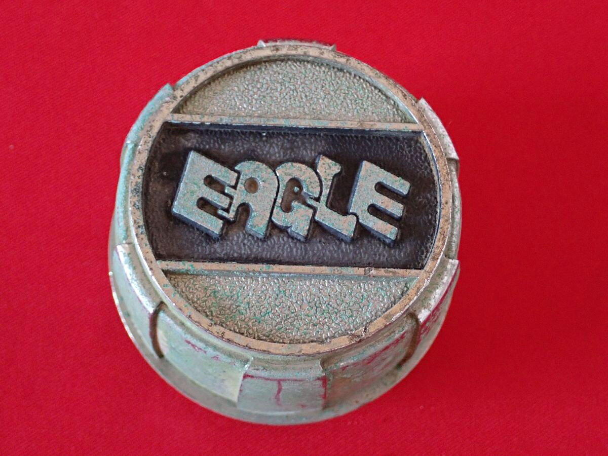 ●商品情報 EAGLE 中古センターキャップ1枚の出品です。全体的にキズ、変色またはくすみがあります。アルミ製、黒色×メッキ色です。☆キャップを傷つけてしまった方、破損してしまった方、いつの間にか知らないうちに飛んで行って失くしてしまった方、経年劣化により使用出来なくなってしまった方など、単品でお探しの方におススメです！！☆【寸法・程度について】【程度について】キズ等の程度につきましては画像にてご確認ください。表記は省略させて頂いておりますのでご了解ください。【寸法】※すべて実測値です画像にてご確認下さい。測定個所は下記の部分となります。全幅(直径)・裏面取付部径・厚さ(高さ)ジャンクCP5209174 社外 センターキャップ 商品番号 P005209174 （お問い合わせの際にはこの番号をお伝え下さい） 部品名 センターキャップ 証明書 無 保証書 なし 取扱説明書 無 当店評価 ジャンクC スペック 送料（税別） 1,000円 ※沖縄県や離島の場合は中継料が加算されます 当店は中古専門店です。商品画像をよくご確認の上ご購入下さい。 お気に召しませんでしたか？ 当店には数万点の商品があります。 他の商品もぜひご検討ください。 この店舗の他の商品も見てみる