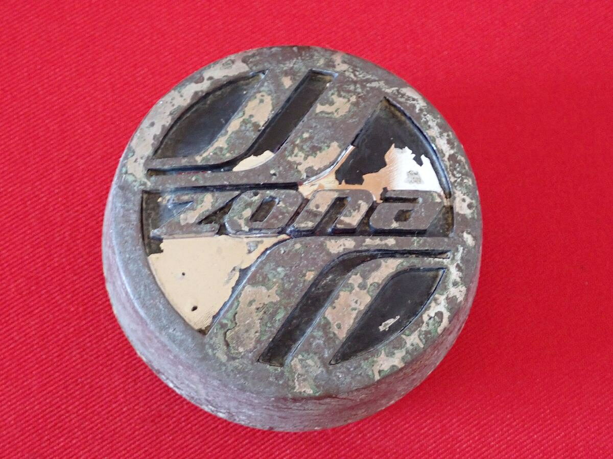 ●商品情報 BRIDGESTONE zona 中古センターキャップ1枚の出品です。全体的にキズ、ハゲまたは色の浮きがあります。プラスチック製、メッキ色×黒色です。☆キャップを傷つけてしまった方、破損してしまった方、いつの間にか知らないうちに飛んで行って失くしてしまった方、経年劣化により使用出来なくなってしまった方など、単品でお探しの方におススメです！！☆【寸法・程度について】【程度について】キズ等の程度につきましては画像にてご確認ください。表記は省略させて頂いておりますのでご了解ください。【寸法】※すべて実測値です画像にてご確認下さい。測定個所は下記の部分となります。全幅(直径)・裏面取付部径・厚さ(高さ)ジャンクCP5209180 社外 センターキャップ 商品番号 P005209180 （お問い合わせの際にはこの番号をお伝え下さい） 部品名 センターキャップ 証明書 無 保証書 なし 取扱説明書 無 当店評価 ジャンクC スペック 送料（税別） 1,000円 ※沖縄県や離島の場合は中継料が加算されます 当店は中古専門店です。商品画像をよくご確認の上ご購入下さい。 お気に召しませんでしたか？ 当店には数万点の商品があります。 他の商品もぜひご検討ください。 この店舗の他の商品も見てみる