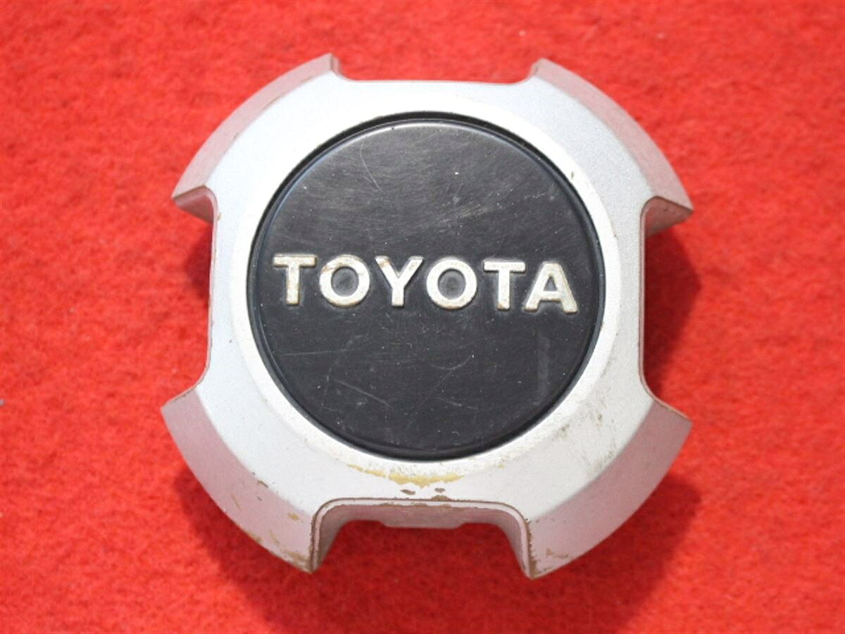 ●商品情報 トヨタ中古センターキャップ1枚の出品です。全体的にキズ、ハゲがあります。プラスチック製、黒色、銀色です。刻印 7098☆キャップを傷つけて.しまった方、破損してしまった方、いつの間にか知らないうちに飛んで行って失くしてしまった方、経年劣化により使用出来なくなってしまった方など、単品でお探しの方におススメです！！☆【寸法・程度について】【程度について】キズ等の程度につきましては画像にてご確認ください。表記は省略させて頂いておりますのでご了解ください。【寸法】※すべて実測値です画像にてご確認下さい。測定個所は下記の部分となります。全幅(直径)・裏面取付部径・厚さ(高さ)ジャンクCP5201825送料 1100円（税込） トヨタ 純正キャップ 商品番号 P005201825 （お問い合わせの際にはこの番号をお伝え下さい） 部品名 純正キャップ 証明書 無 保証書 なし 取扱説明書 無 当店評価 ジャンクC スペック 送料（税別） 1,000円 ※沖縄県や離島の場合は中継料が加算されます 当店は中古専門店です。商品画像をよくご確認の上ご購入下さい。 お気に召しませんでしたか？ 当店には数万点の商品があります。 他の商品もぜひご検討ください。 この店舗の他の商品も見てみる
