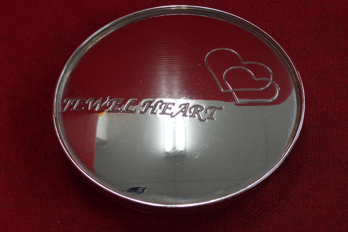 ●商品情報 JEWELHEART　センターキャップ1枚画像の物が全てです。中古品の為、傷・サビ・シミ等ある物もございます。程度は画像にて確認して下さい。お探しの方、この機会に是非どうぞ！ジャンクAP2129総額 3000円+消費税 送料 1000円+消費税 社外 キャップ 商品番号 P000002129 （お問い合わせの際にはこの番号をお伝え下さい） 部品名 キャップ 証明書 無 保証書 なし 取扱説明書 無 当店評価 ジャンクA スペック 送料（税別） 1,000円 ※沖縄県や離島の場合は中継料が加算されます 当店は中古専門店です。商品画像をよくご確認の上ご購入下さい。 お気に召しませんでしたか？ 当店には数万点の商品があります。 他の商品もぜひご検討ください。 この店舗の他の商品も見てみる