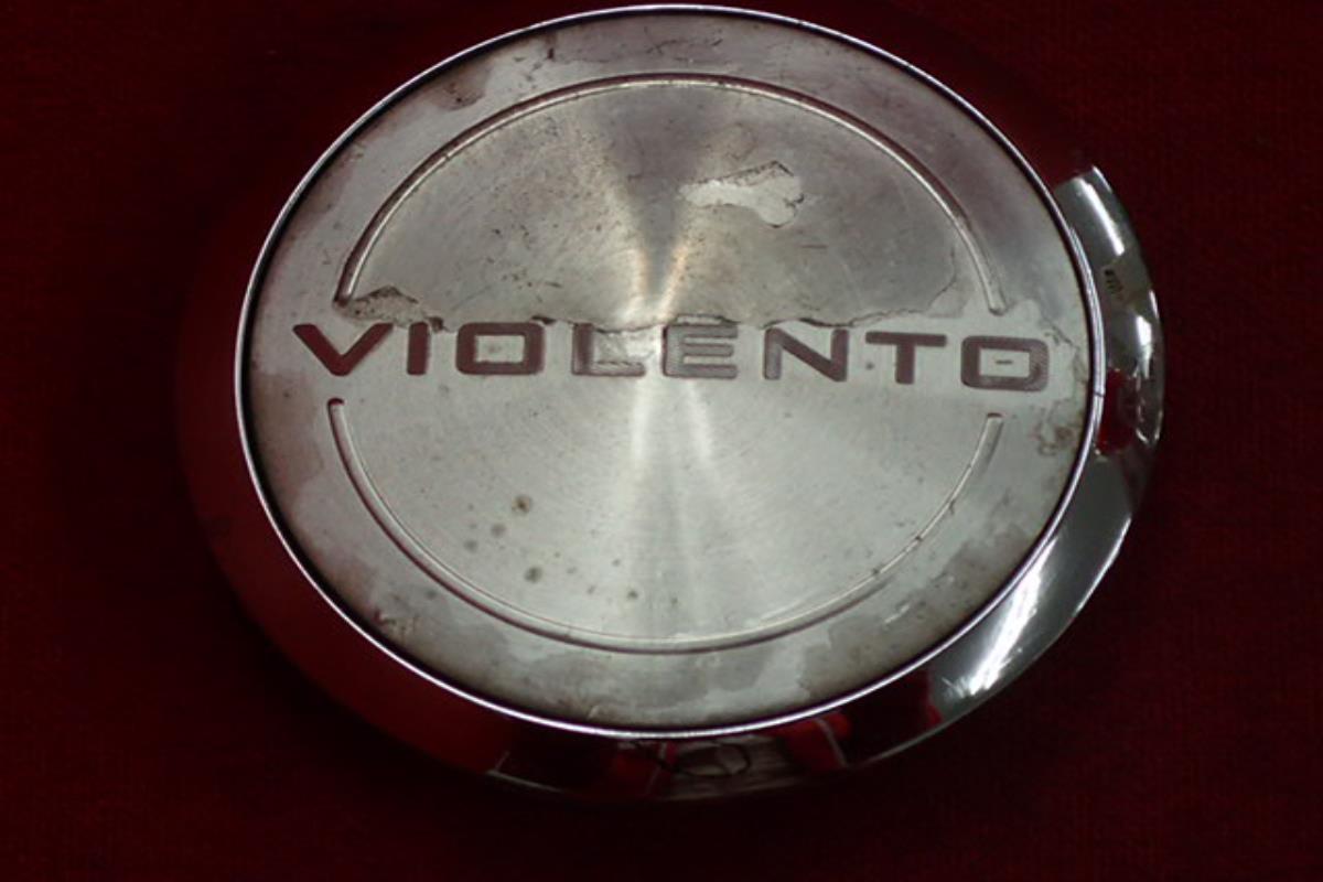 ●商品情報 VIOLENTO センターキャップ1枚画像の物が全てです。中古品の為、傷・サビ・シミ等ある物もございます。程度は画像にて確認して下さい。お探しの方、この機会に是非どうぞ！ジャンクCP3010総額 700円+消費税 送料 1000円+消費税 社外 キャップ 商品番号 P000003010 （お問い合わせの際にはこの番号をお伝え下さい） 部品名 キャップ 証明書 無 保証書 なし 取扱説明書 無 当店評価 ジャンクC スペック 送料（税別） 1,000円 ※沖縄県や離島の場合は中継料が加算されます 当店は中古専門店です。商品画像をよくご確認の上ご購入下さい。 お気に召しませんでしたか？ 当店には数万点の商品があります。 他の商品もぜひご検討ください。 この店舗の他の商品も見てみる