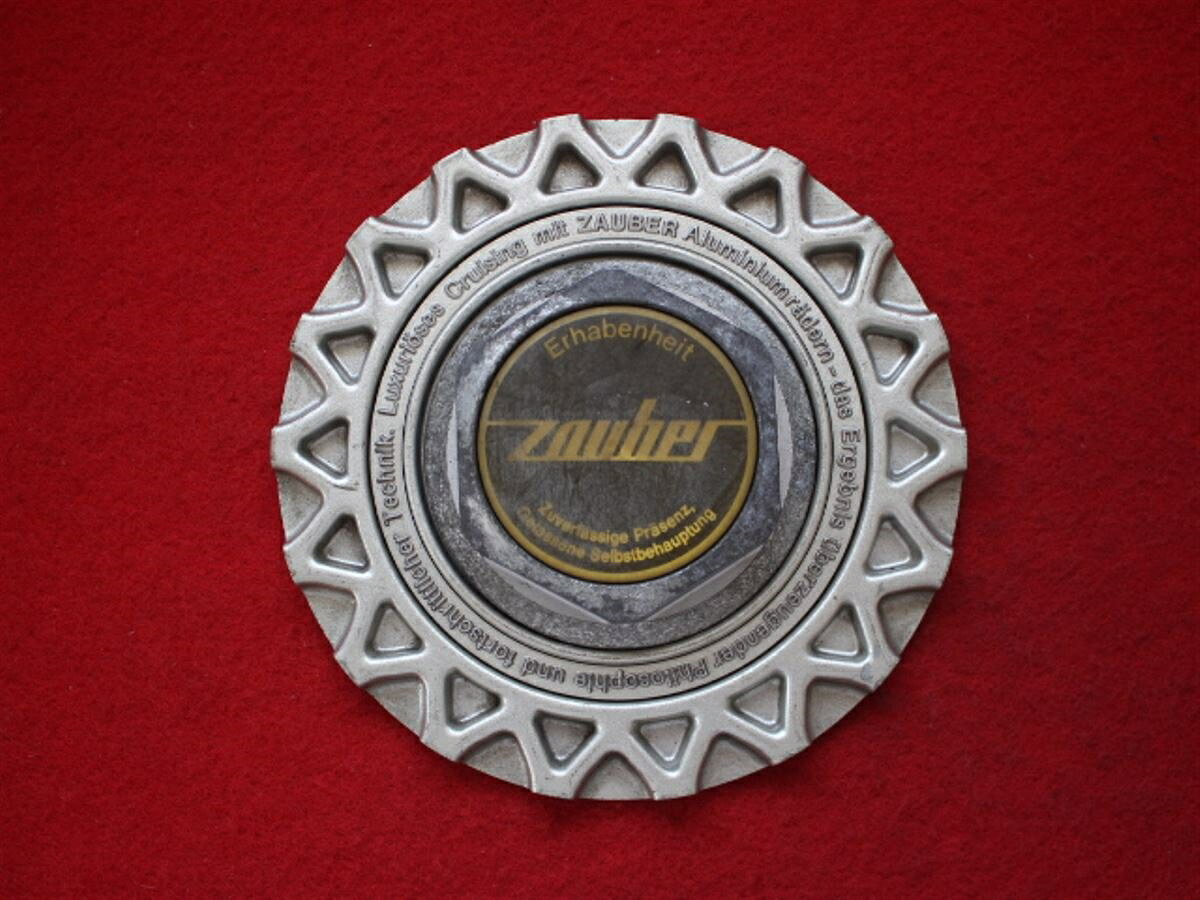 ●商品情報 zauber中古センターキャップ1枚の出品です。全体的にキズ、ハゲ、全体的変色又はくすみがあります。アルミ製、黒色、素材色です。☆キャップを傷つけて.しまった方、破損してしまった方、いつの間にか知らないうちに飛んで行って失くしてしまった方、経年劣化により使用出来なくなってしまった方など、単品でお探しの方におススメです！！☆【寸法・程度について】【程度について】キズ等の程度につきましては画像にてご確認ください。表記は省略させて頂いておりますのでご了解ください。【寸法】※すべて実測値です画像にてご確認下さい。測定個所は下記の部分となります。全幅(直径)・裏面取付部径・厚さ(高さ)ジャンクCP5202170送料 1100円（税込） 社外 キャップ 商品番号 P005202170 （お問い合わせの際にはこの番号をお伝え下さい） 部品名 キャップ 証明書 無 保証書 なし 取扱説明書 無 当店評価 ジャンクC スペック 送料（税別） 1,000円 ※沖縄県や離島の場合は中継料が加算されます 当店は中古専門店です。商品画像をよくご確認の上ご購入下さい。 お気に召しませんでしたか？ 当店には数万点の商品があります。 他の商品もぜひご検討ください。 この店舗の他の商品も見てみる