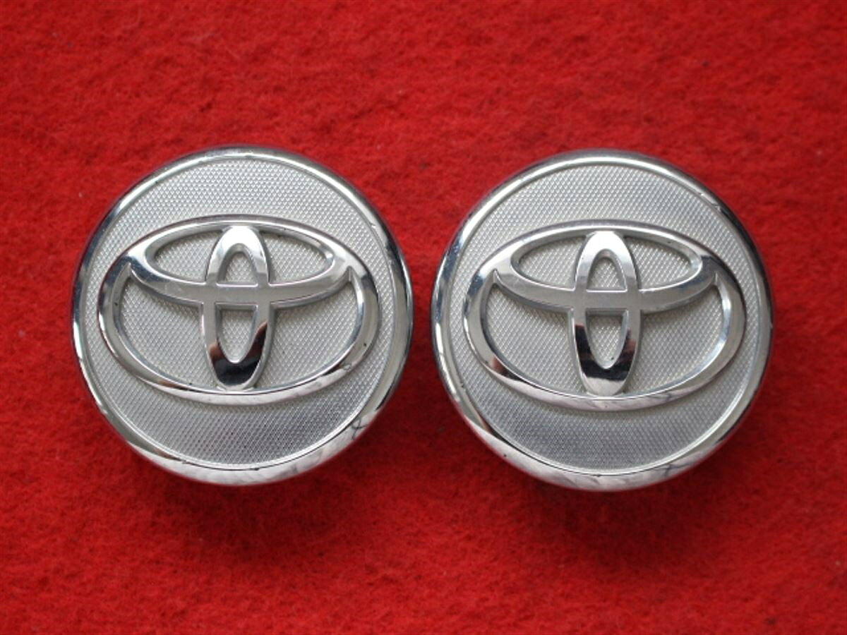 ●商品情報 トヨタ中古センターキャップ2枚の出品です。キズ、シミがあります。プラスチック製、メッキ色、銀色です。刻印 2886 >PC+ABS<☆キャップを傷つけて.しまった方、破損してしまった方、いつの間にか知らないうちに飛んで行って失くしてしまった方、経年劣化により使用出来なくなってしまった方など、単品でお探しの方におススメです！！☆【寸法・程度について】【程度について】キズ等の程度につきましては画像にてご確認ください。表記は省略させて頂いておりますのでご了解ください。【寸法】※すべて実測値です画像にてご確認下さい。測定個所は下記の部分となります。全幅(直径)・裏面取付部径・厚さ(高さ)ジャンクBP5202357送料 1100円（税込） トヨタ 純正キャップ 商品番号 P005202357 （お問い合わせの際にはこの番号をお伝え下さい） 部品名 純正キャップ 証明書 無 保証書 なし 取扱説明書 無 当店評価 ジャンクB スペック 送料（税別） 1,000円 ※沖縄県や離島の場合は中継料が加算されます 当店は中古専門店です。商品画像をよくご確認の上ご購入下さい。 お気に召しませんでしたか？ 当店には数万点の商品があります。 他の商品もぜひご検討ください。 この店舗の他の商品も見てみる