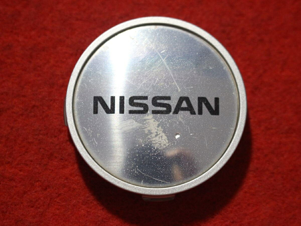 ●商品情報 NISSANキャップ1枚の出品です。キズ、全体的にシミがあります。プラスチック製、メッキ色です。刻印 4252A031 >PPE+PA6< 2☆キャップを傷つけて.しまった方、破損してしまった方、いつの間にか知らないうちに飛んで行って失くしてしまった方、経年劣化により使用出来なくなってしまった方など、単品でお探しの方におススメです！！☆【寸法・程度について】【程度について】キズ等の程度につきましては画像にてご確認ください。表記は省略させて頂いておりますのでご了解ください。【寸法】※すべて実測値です画像にてご確認下さい。測定個所は下記の部分となります。全幅(直径)・裏面取付部径・厚さ(高さ)ジャンクCP5203257送料 1100円（税込） ニッサン 純正キャップ 商品番号 P005203257 （お問い合わせの際にはこの番号をお伝え下さい） 部品名 純正キャップ 証明書 無 保証書 なし 取扱説明書 無 当店評価 ジャンクC スペック 送料（税別） 1,000円 ※沖縄県や離島の場合は中継料が加算されます 当店は中古専門店です。商品画像をよくご確認の上ご購入下さい。 お気に召しませんでしたか？ 当店には数万点の商品があります。 他の商品もぜひご検討ください。 この店舗の他の商品も見てみる