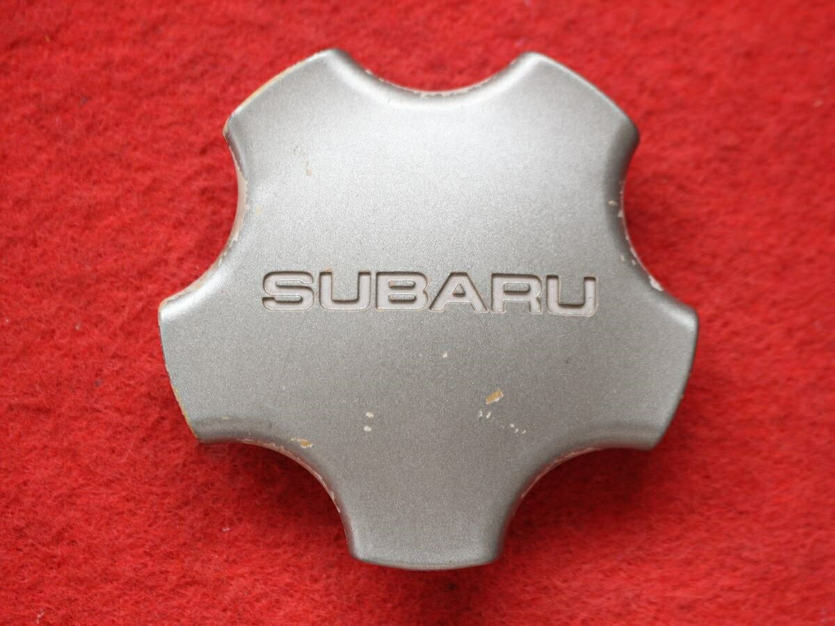 ●商品情報 SUBARUキャップ1枚の出品です。全体的にキズ、ハゲがあります。プラスチック製、銀色です。刻印 28811 FA200 >PA6+PPE< ☆キャップを傷つけて.しまった方、破損してしまった方、いつの間にか知らないうちに飛んで行って失くしてしまった方、経年劣化により使用出来なくなってしまった方など、単品でお探しの方におススメです！！☆【寸法・程度について】【程度について】キズ等の程度につきましては画像にてご確認ください。表記は省略させて頂いておりますのでご了解ください。【寸法】※すべて実測値です画像にてご確認下さい。測定個所は下記の部分となります。全幅(直径)・裏面取付部径・厚さ(高さ)ジャンクCP5203274送料 1100円（税込） スバル 純正キャップ 商品番号 P005203274 （お問い合わせの際にはこの番号をお伝え下さい） 部品名 純正キャップ 証明書 無 保証書 なし 取扱説明書 無 当店評価 ジャンクC スペック 送料（税別） 1,000円 ※沖縄県や離島の場合は中継料が加算されます 当店は中古専門店です。商品画像をよくご確認の上ご購入下さい。 お気に召しませんでしたか？ 当店には数万点の商品があります。 他の商品もぜひご検討ください。 この店舗の他の商品も見てみる