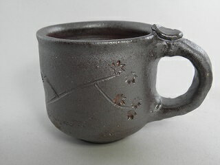 焼締紅葉紋様 マグカップ 　文部大臣奨励賞受賞作家 荒川明作　木箱付き こだわりのギフト 還暦祝い などの贈り物に最適 無料ラッピング　hma-1