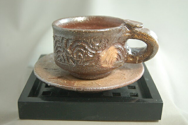 焼締鎬手 コーヒーカップ & ソーサー 文部大臣奨励賞受賞作家 荒川明作　　化粧箱付き こだわりのギフト 還暦祝い などの贈り物に最適 無料ラッピング　 fko-4